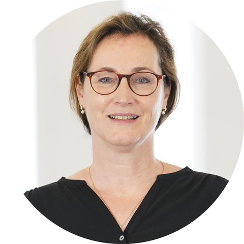 Frau lächelt in Kamera