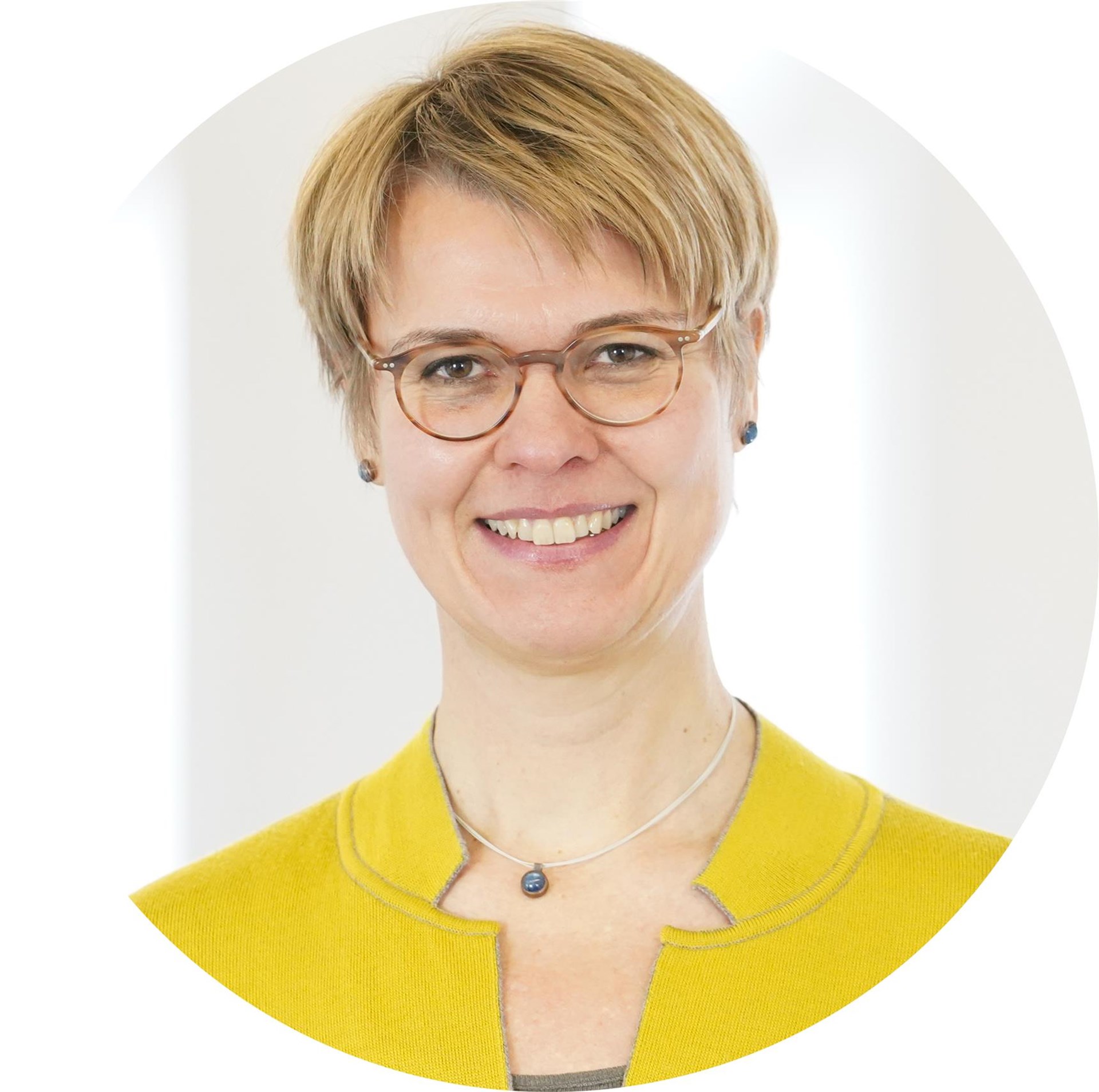 Frau lächelt in Kamera