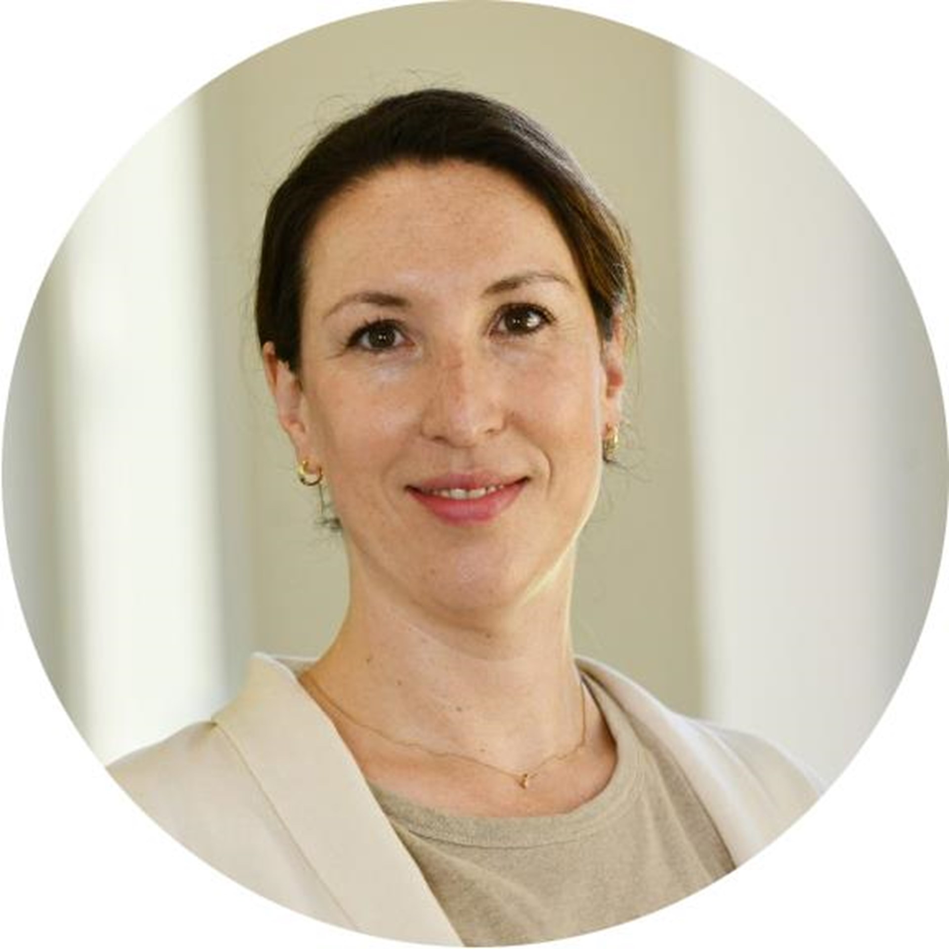 Frau lächelt in Kamera
