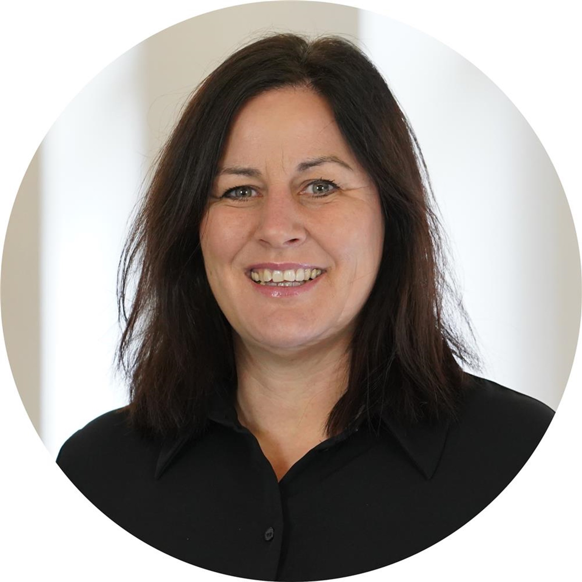 Frau lächelt in Kamera