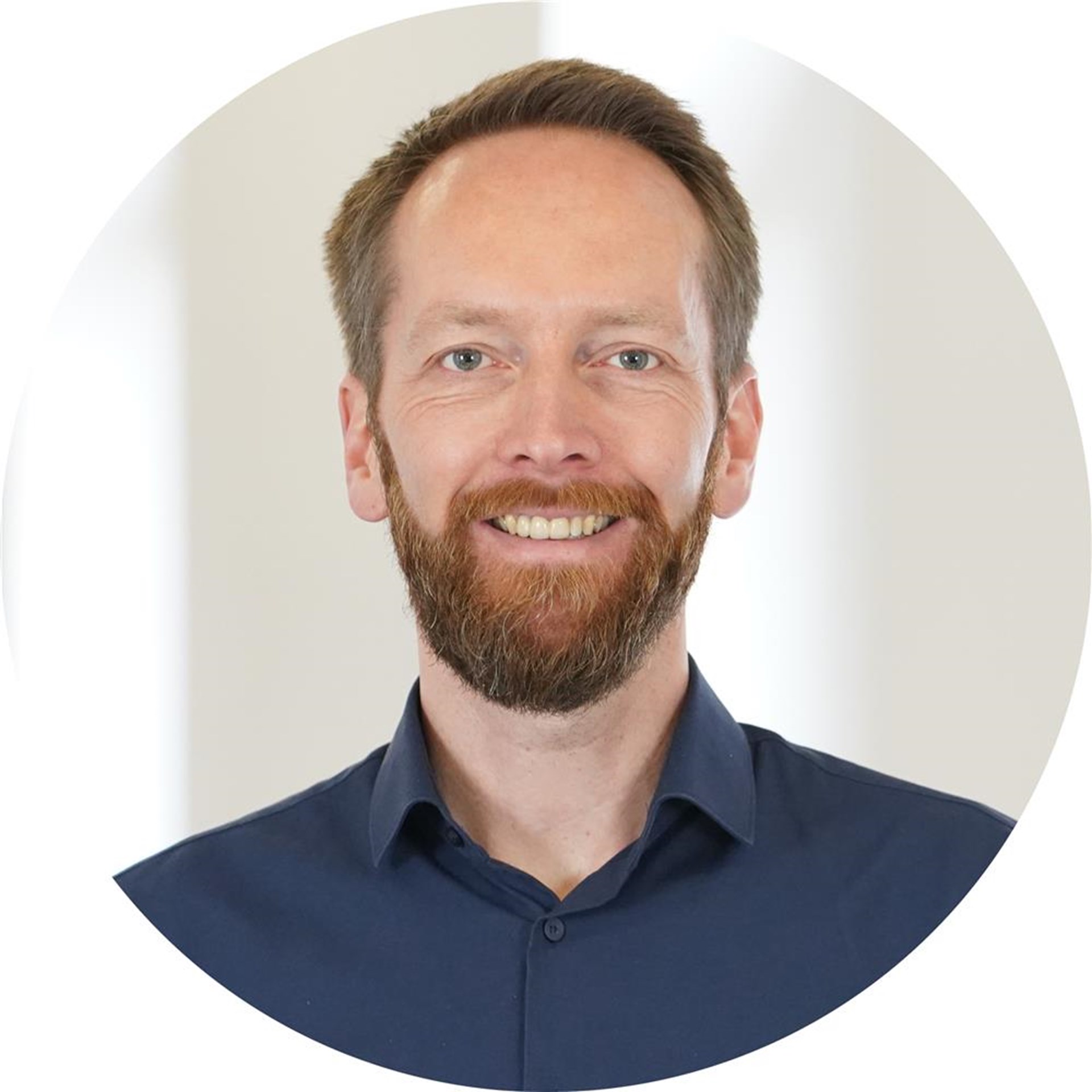 Mann lächelt in Kamera