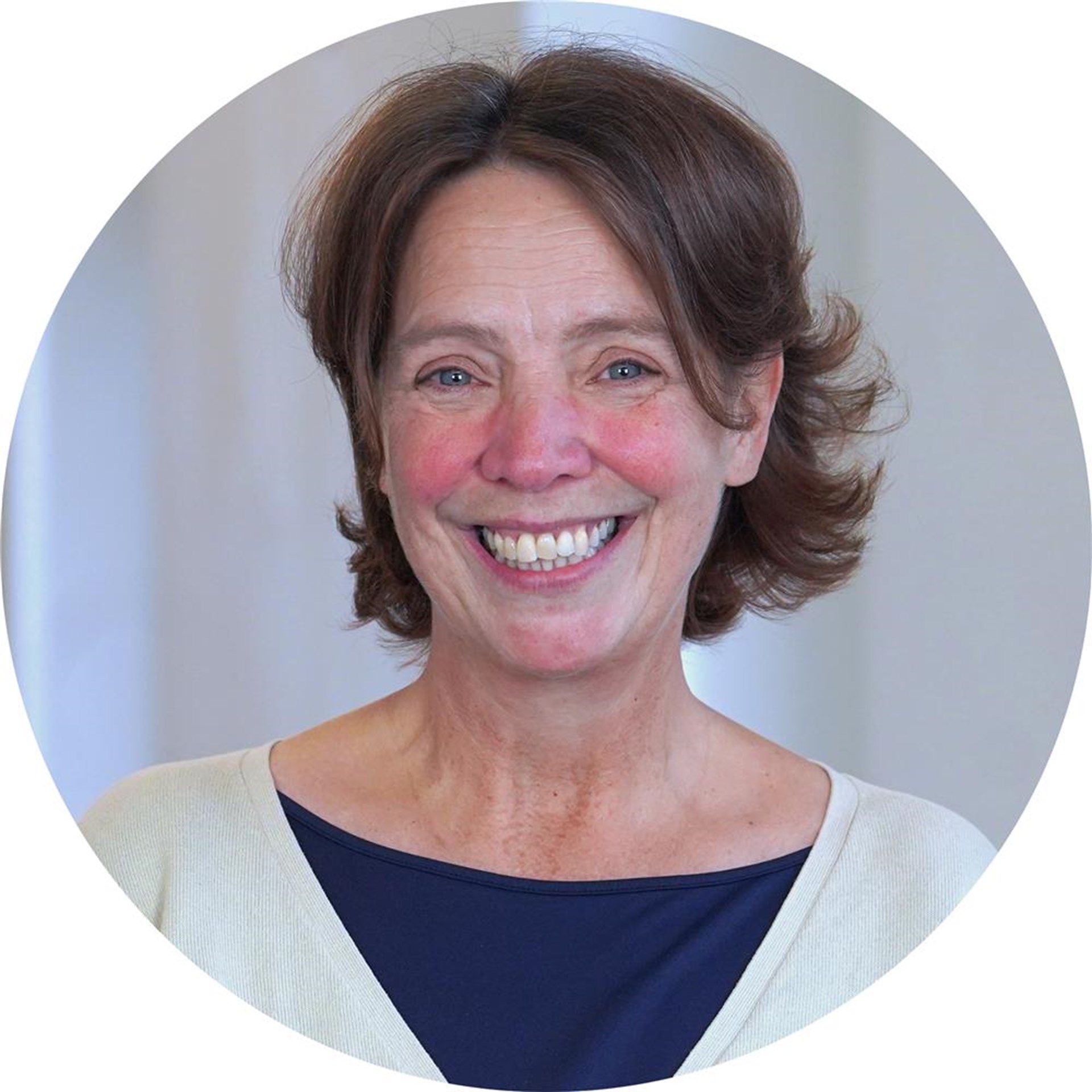 Frau lächelt in die Kamera