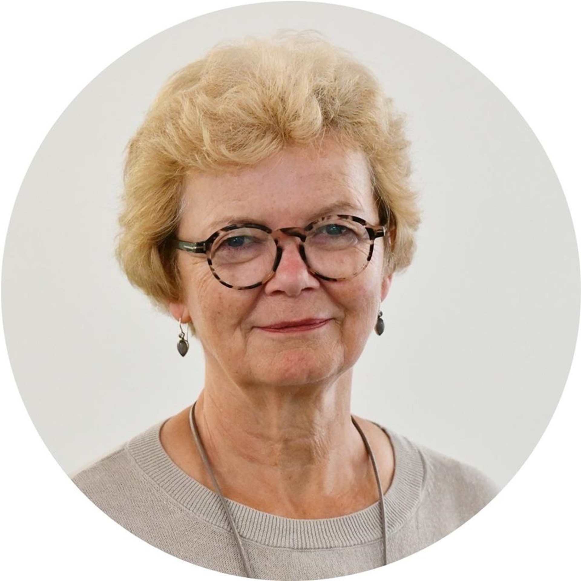 Eine Frau lächelt in die Kamera.
