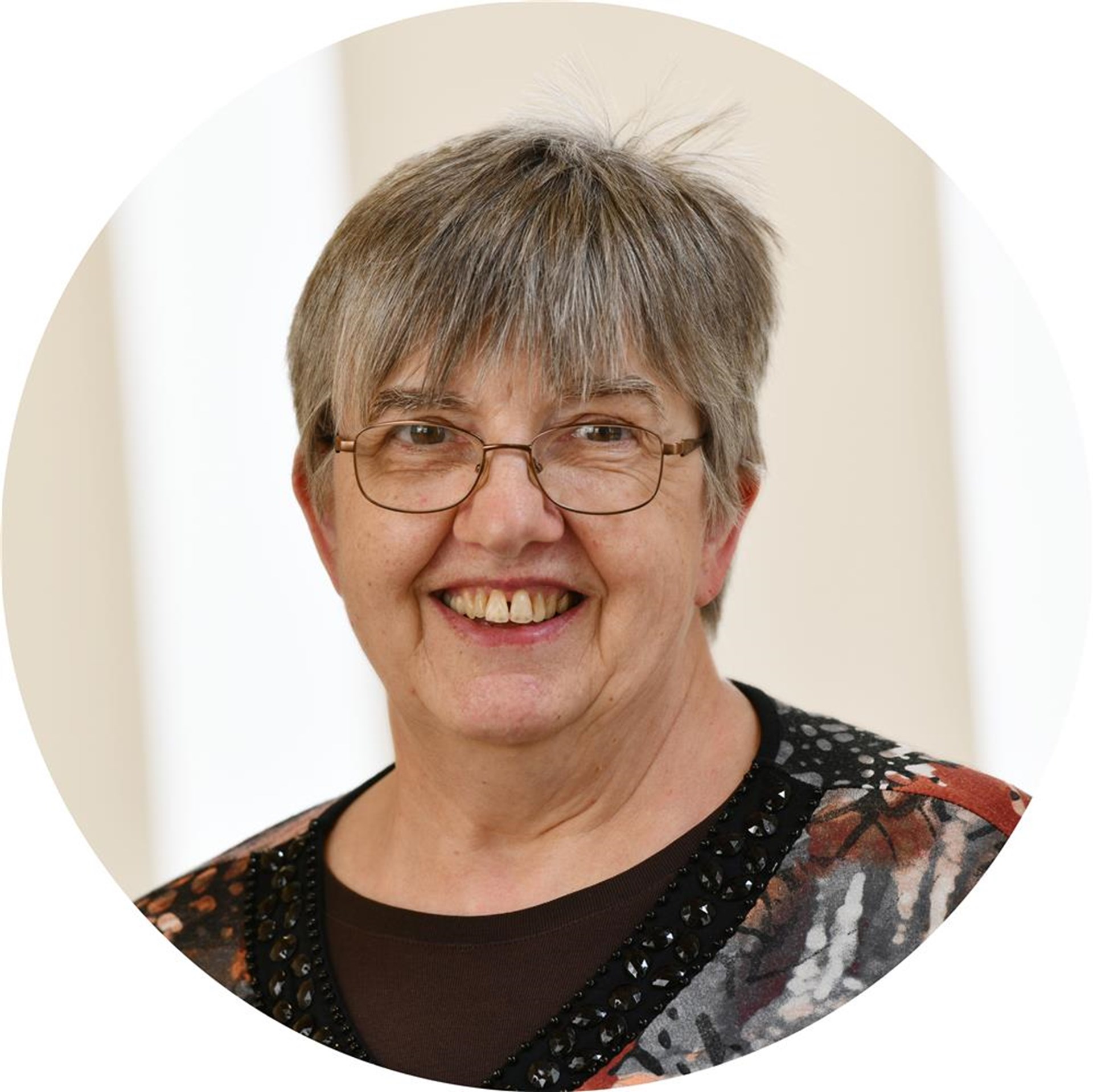 Eine Frau lächelt in die Kamera.