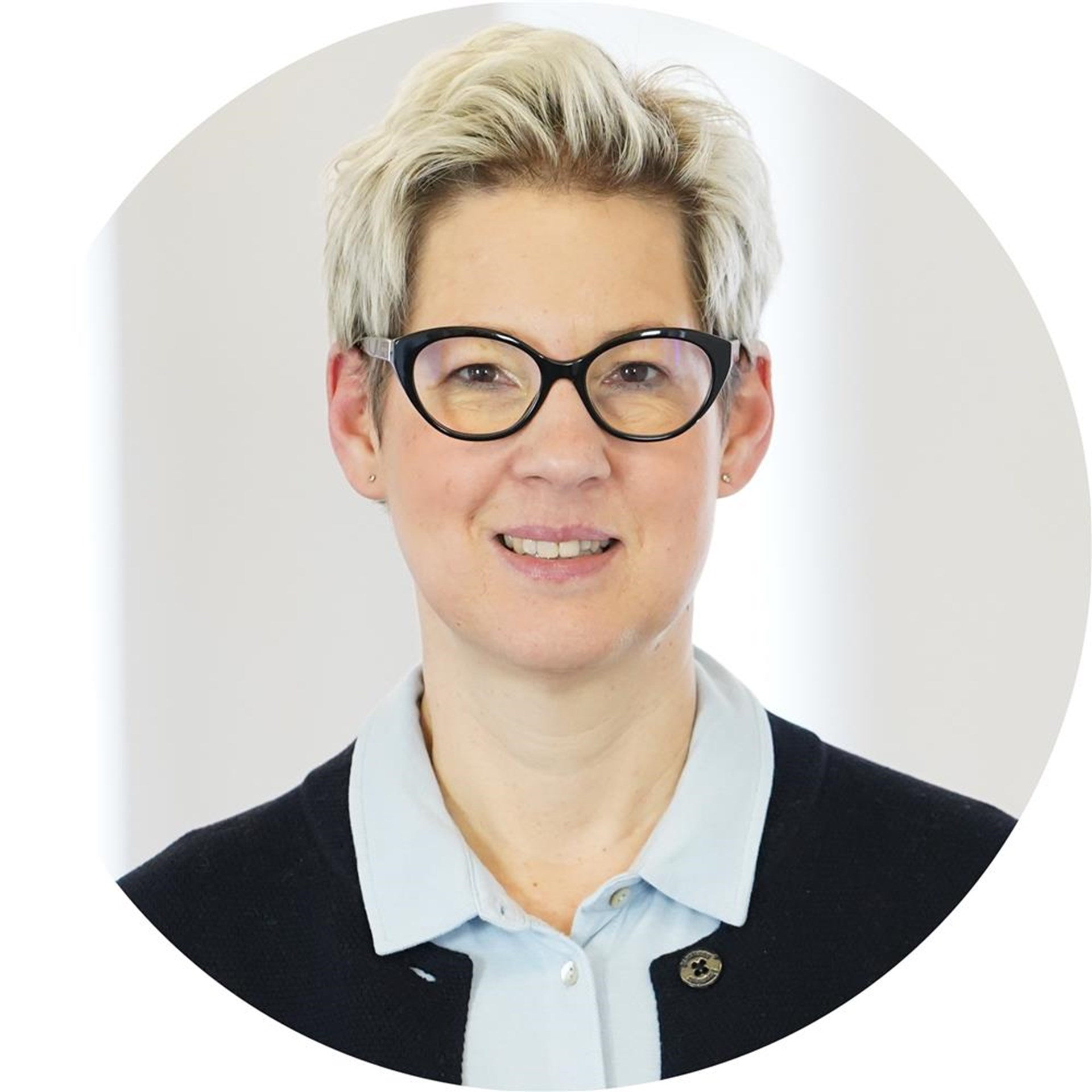 Frau lächelt in Kamera