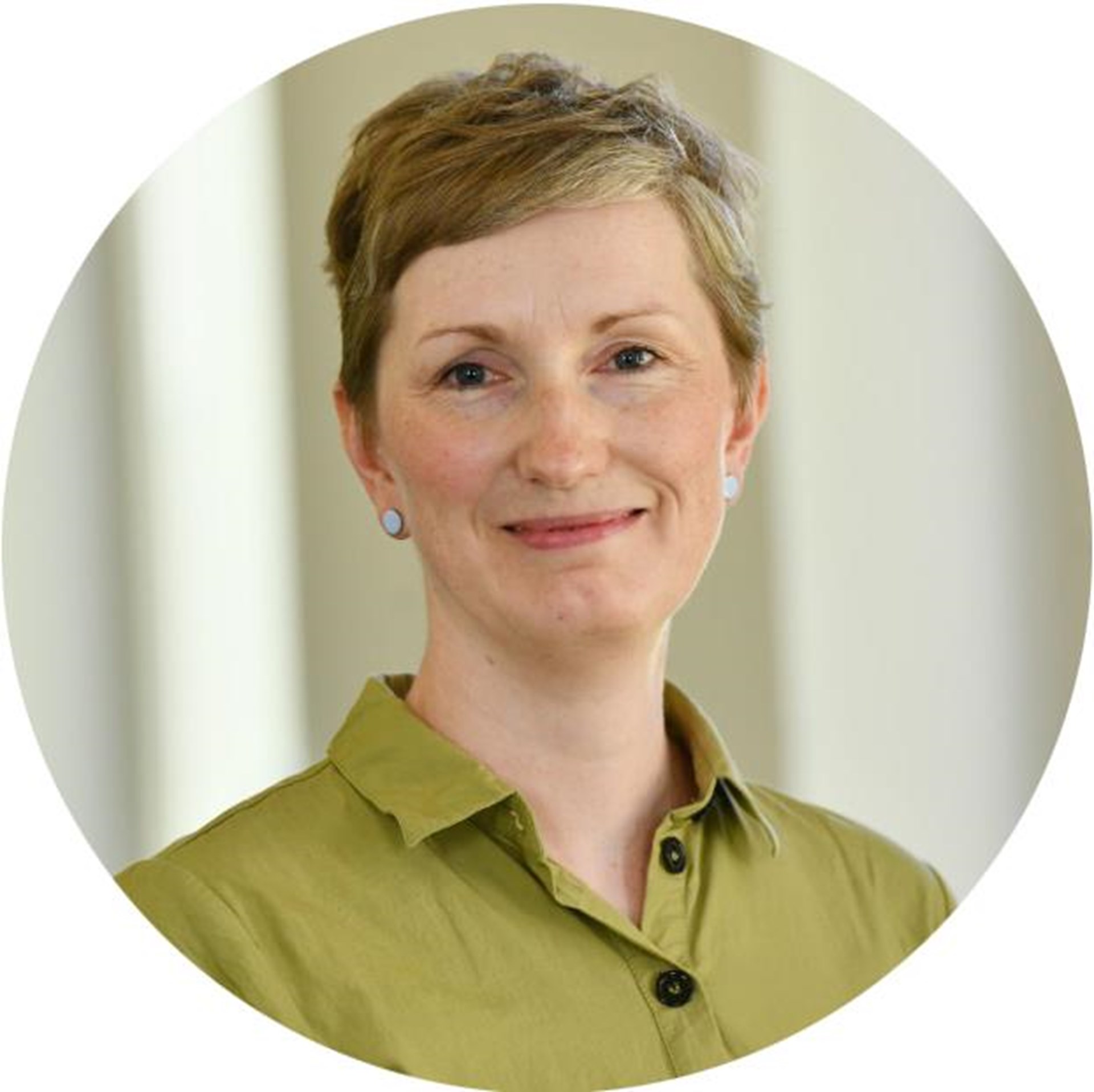 Frau lächelt in Kamera