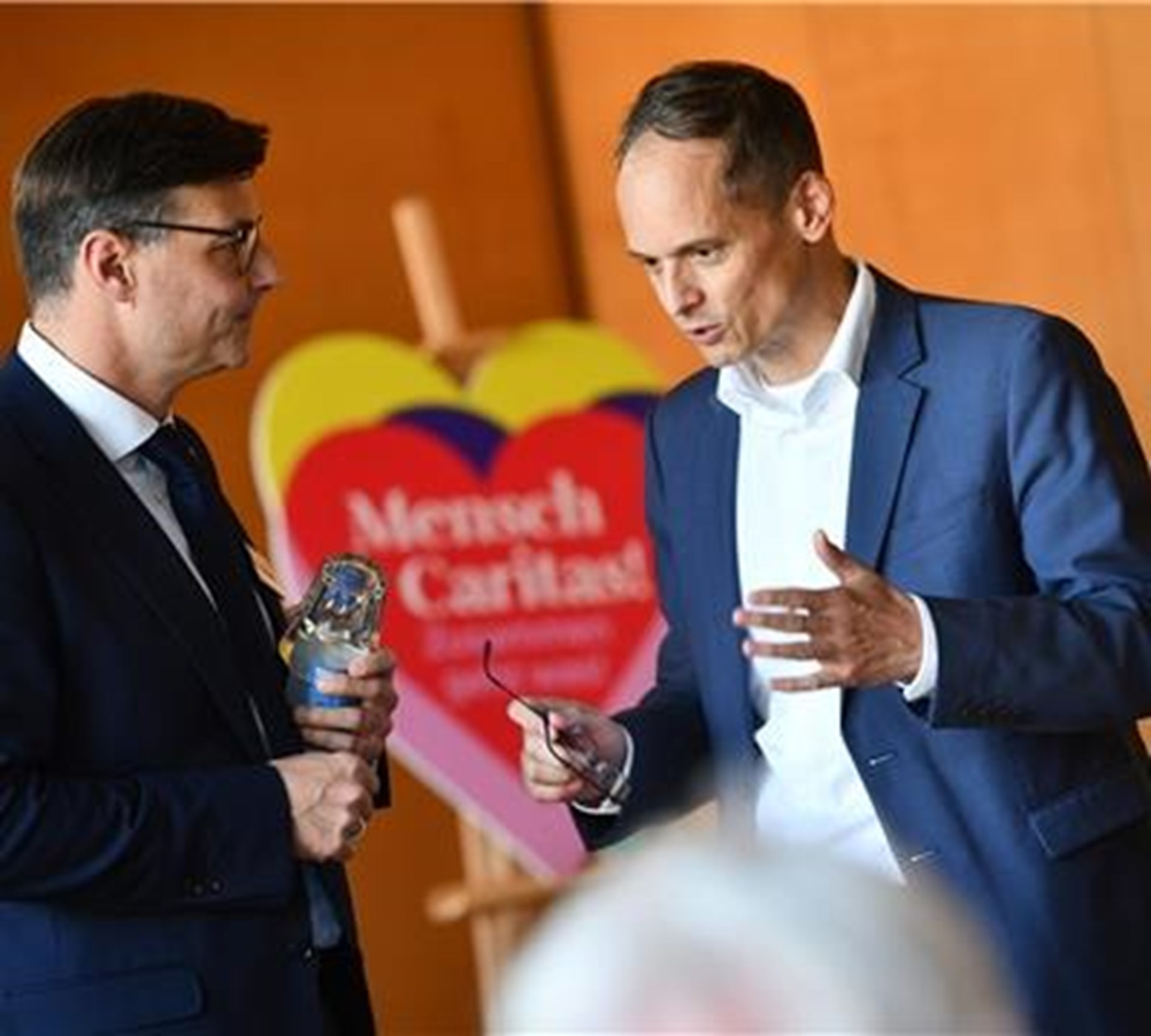 Wohin geht die Entwicklung des Sozialstaates: Diözesancaritasdirektor Dominique Hopfenzitz (links) und Referent Dr. Markus Mempel im Gespräch. 