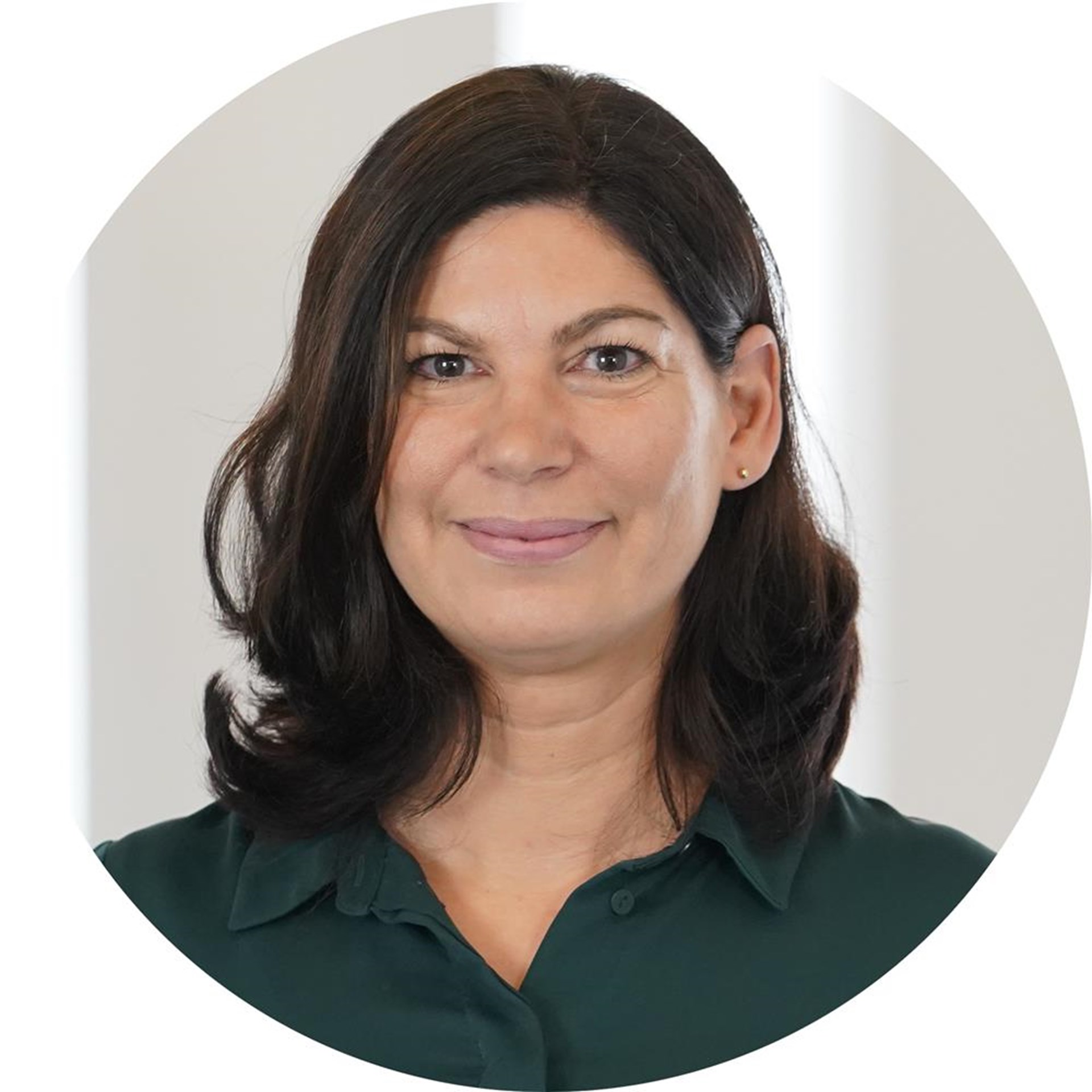 Frau lächelt in Kamera