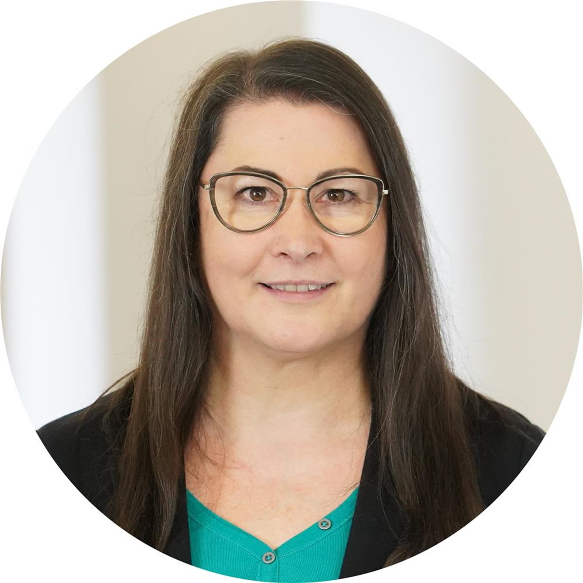 Frau lächelt in Kamera