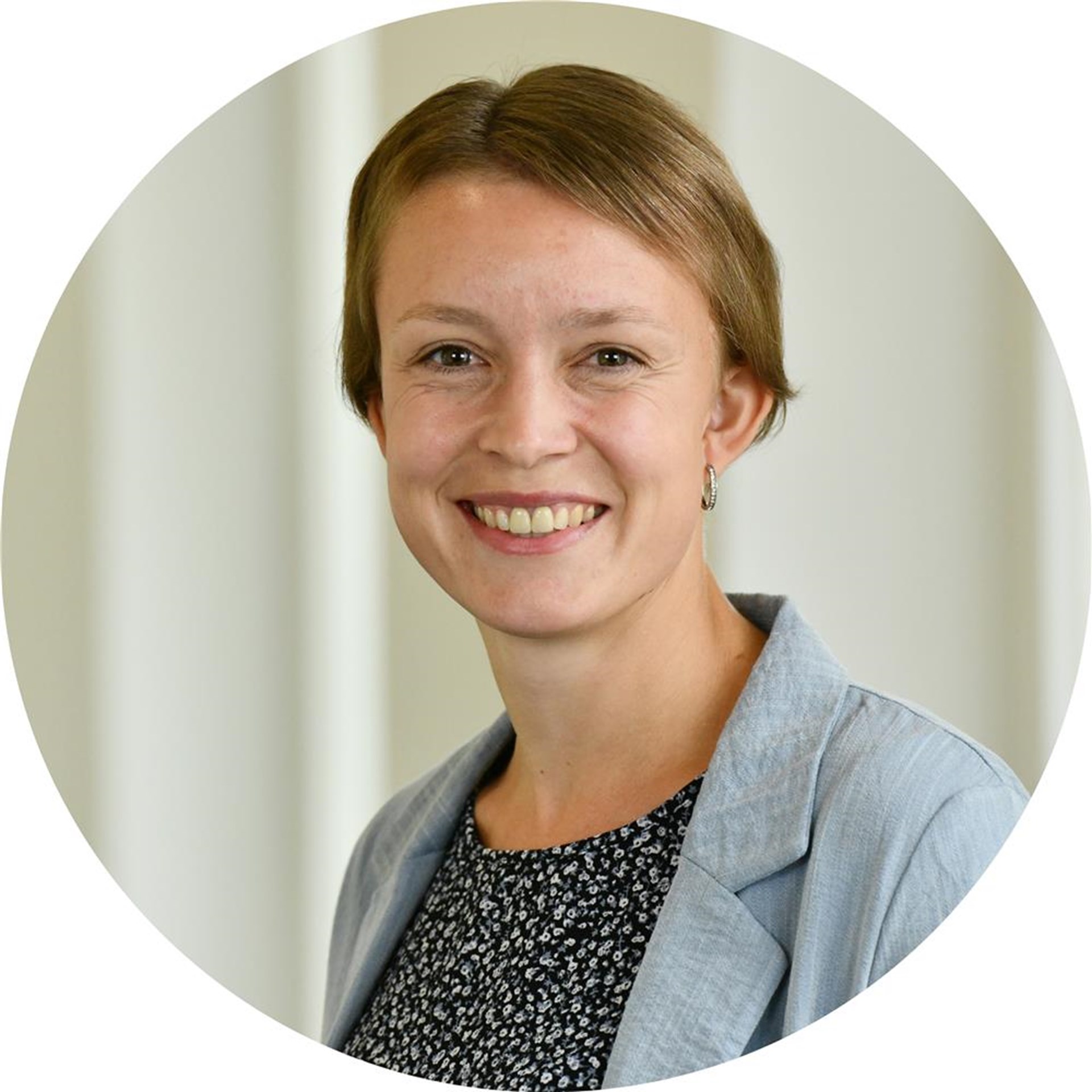 Eine Frau lächelt in die Kamera.