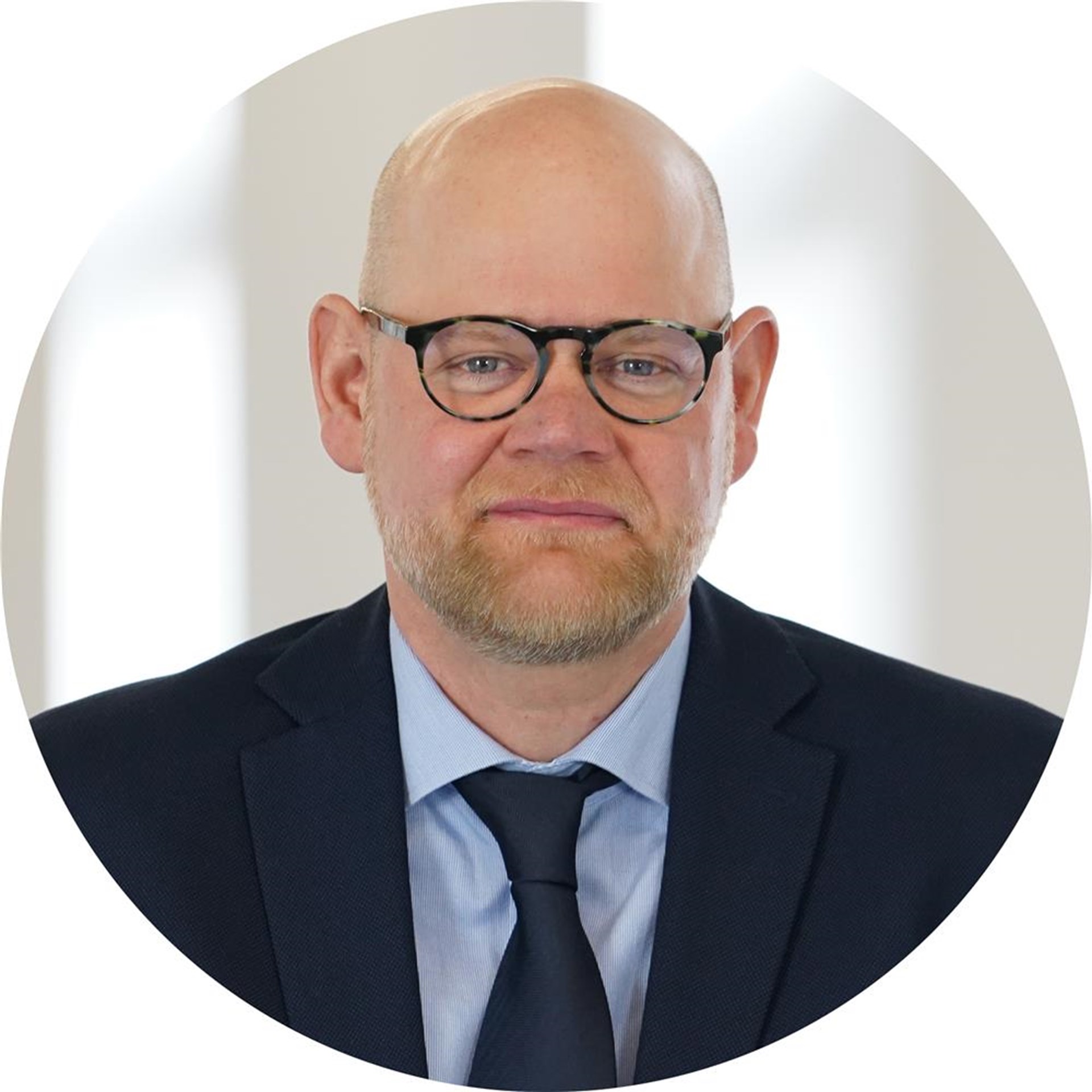 Mann schaut in Kamera