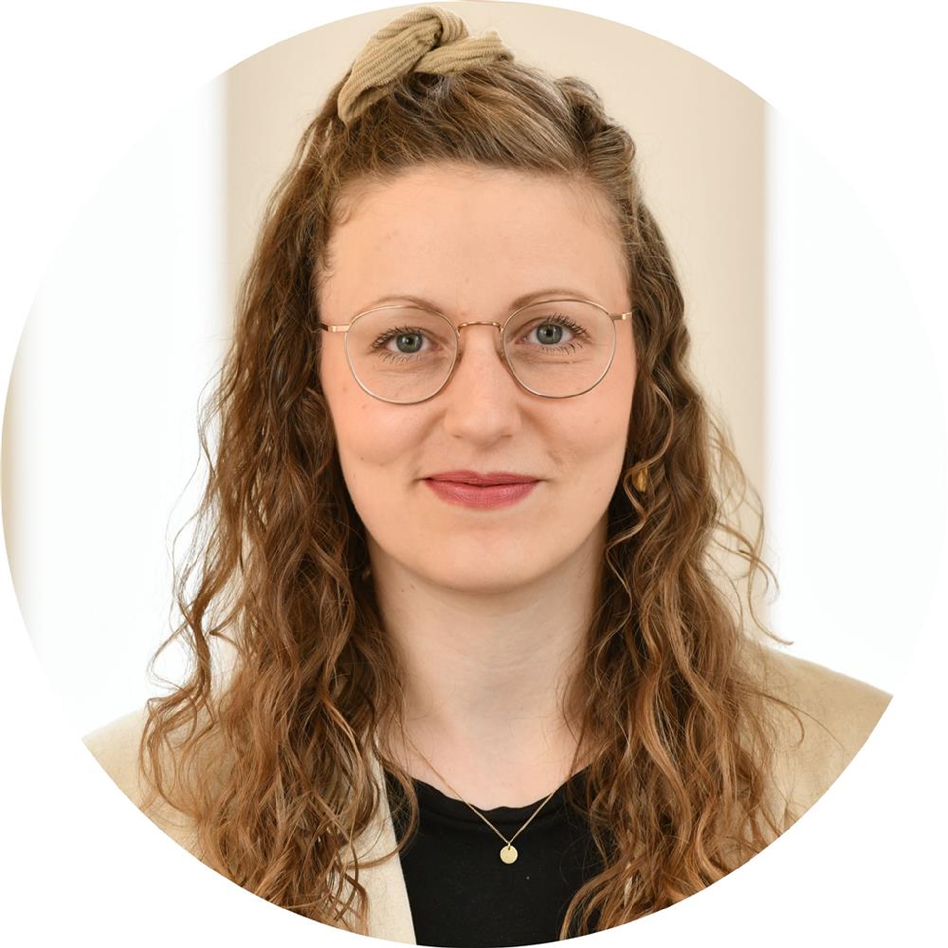 Eine Frau lächelt in die Kamera.