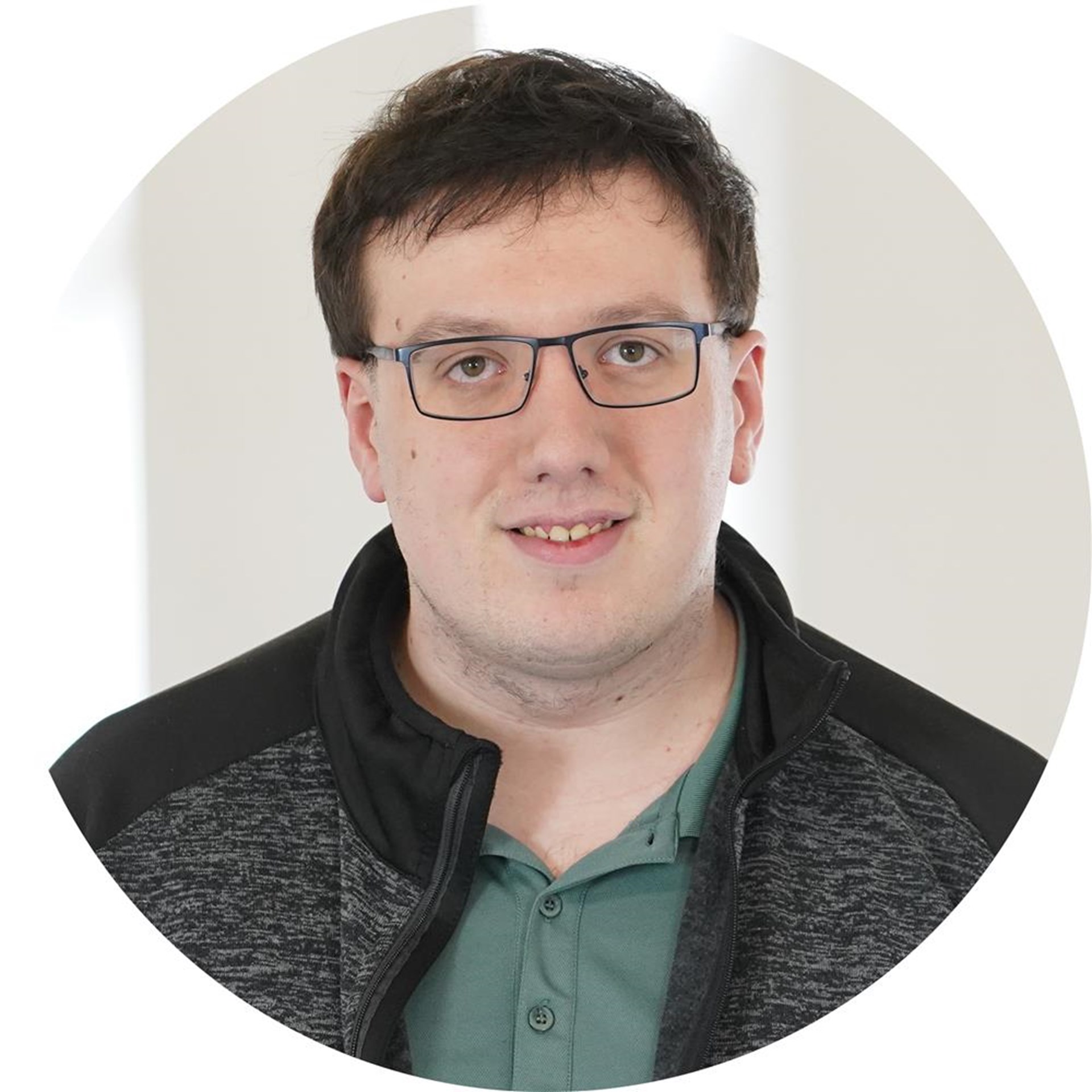 Mann lächelt in Kamera