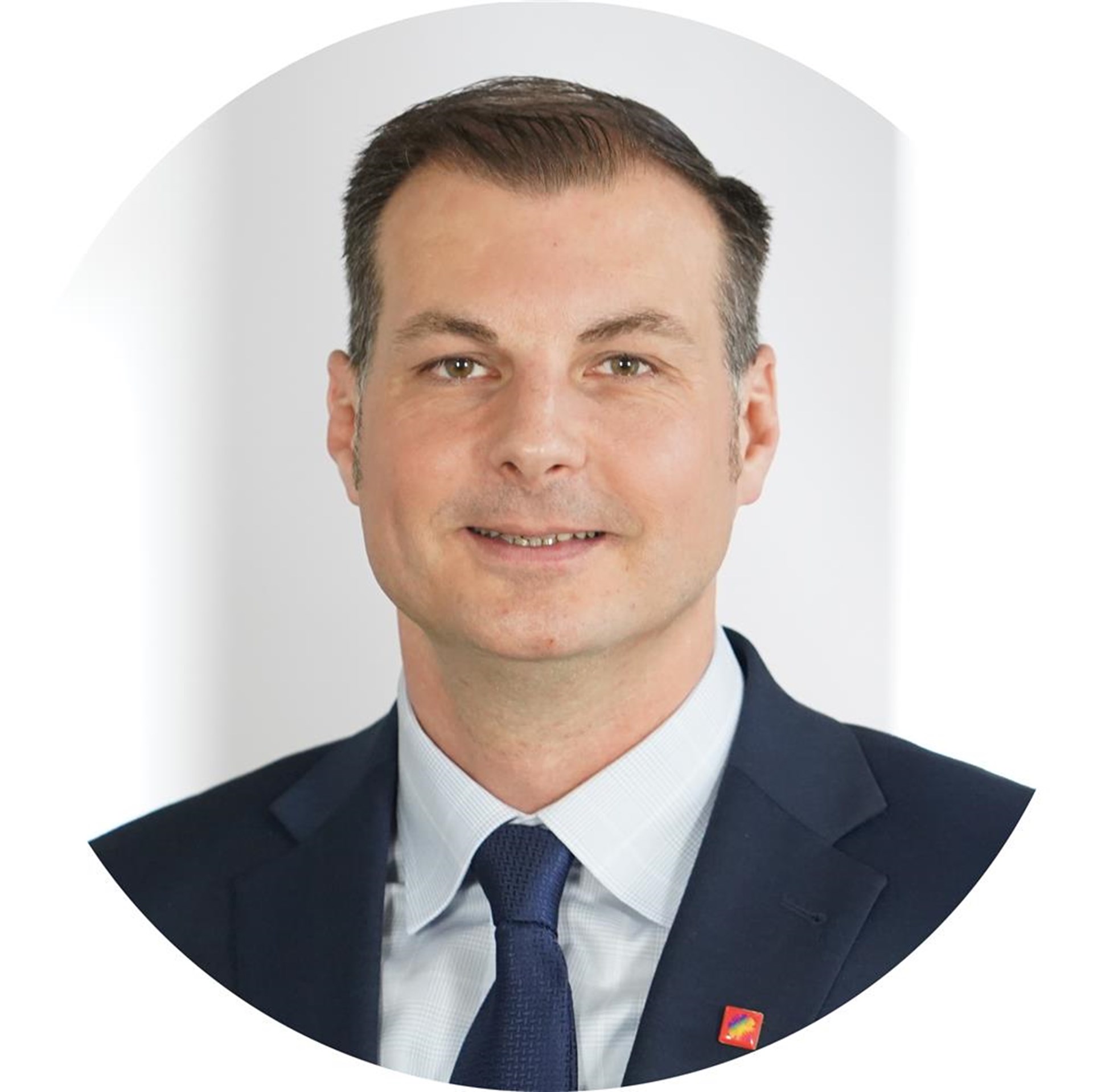 Mann lächelt in Kamera