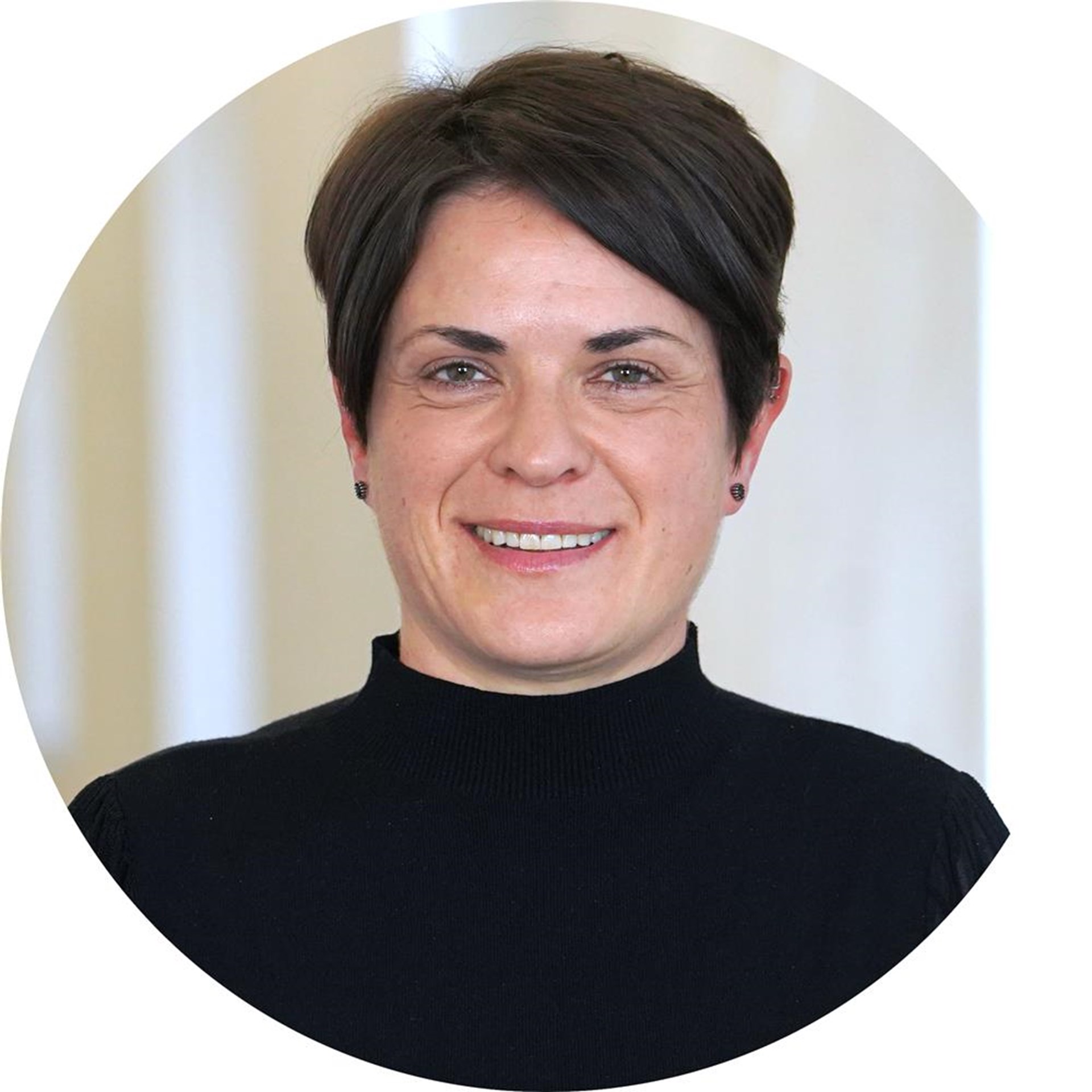 Frau lächelt in die Kamera