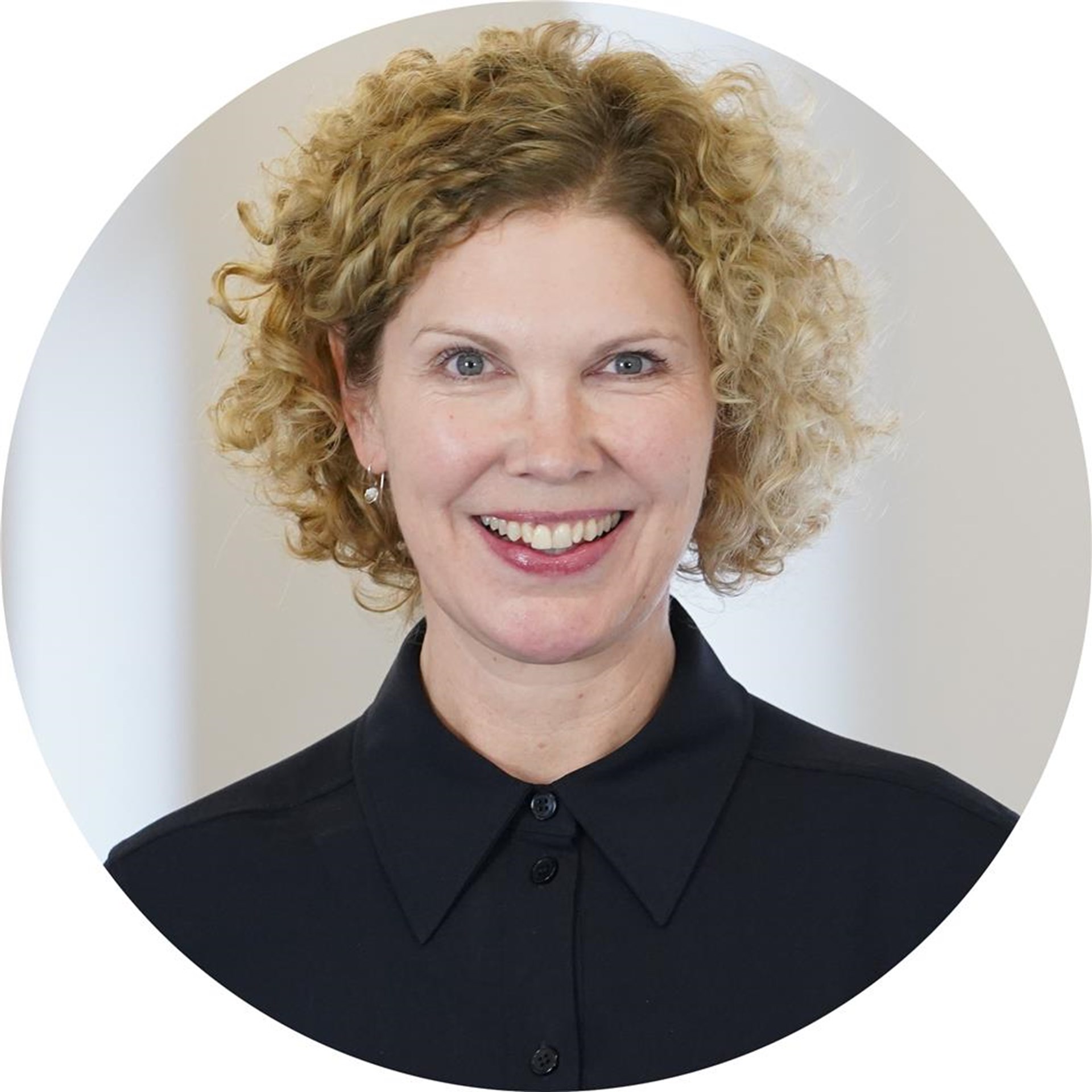 Frau lächelt in Kamera