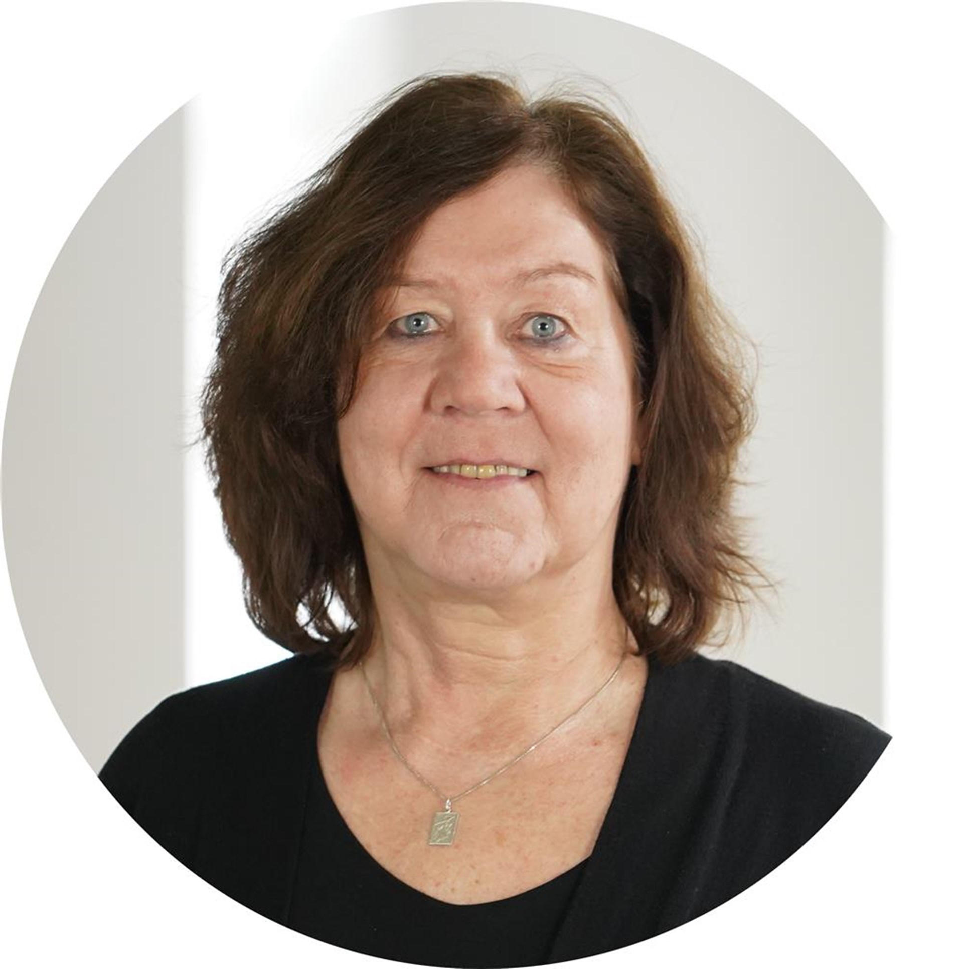 Frau lächelt in Kamera