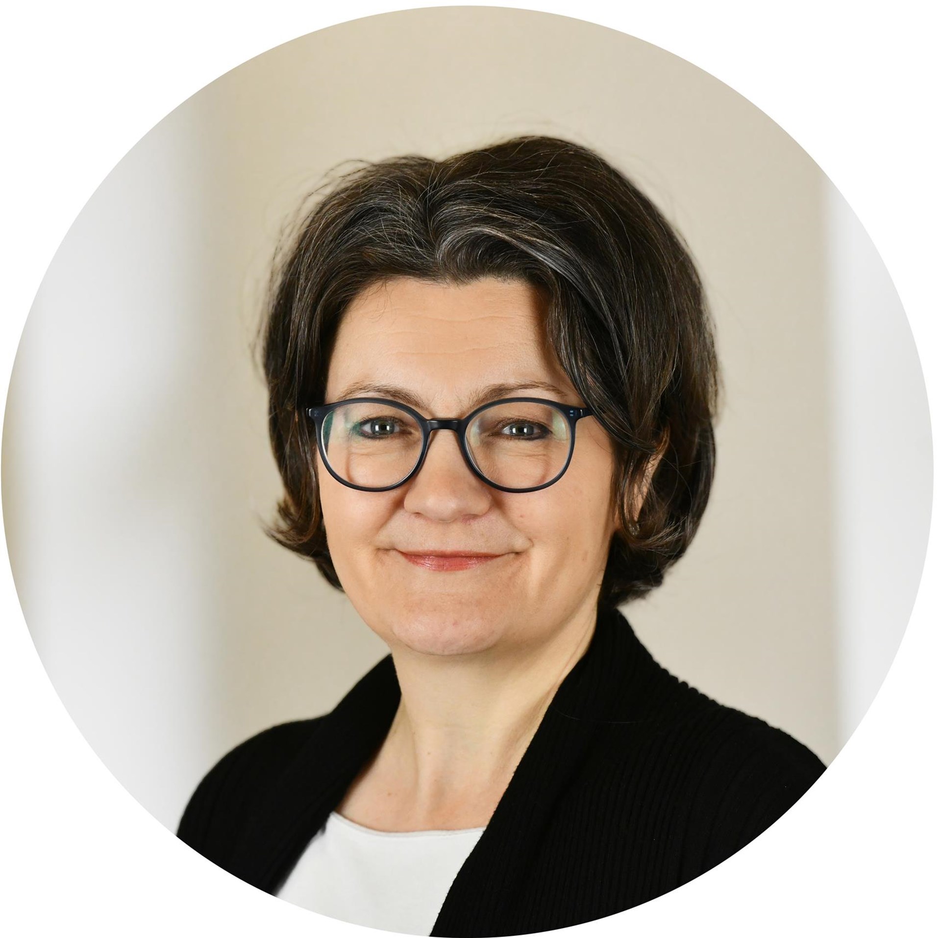 Frau mit schulterlangem dunklen Haar 