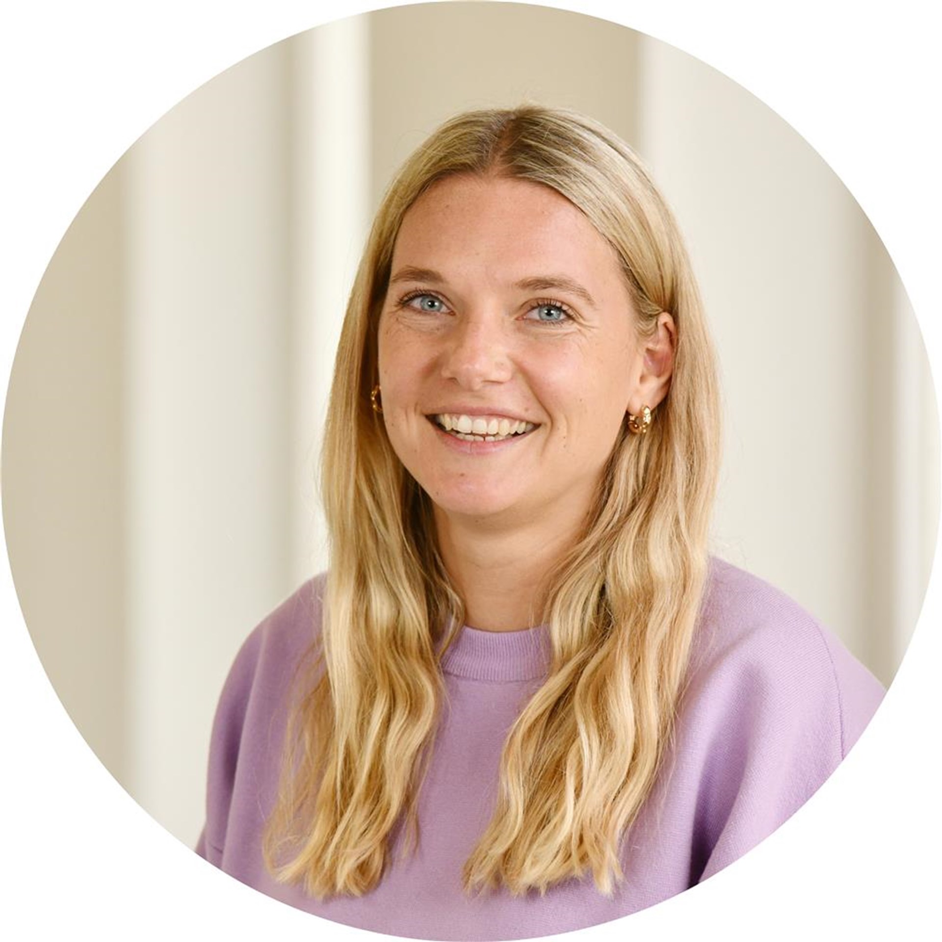 Eine Frau lächelt in die Kamera