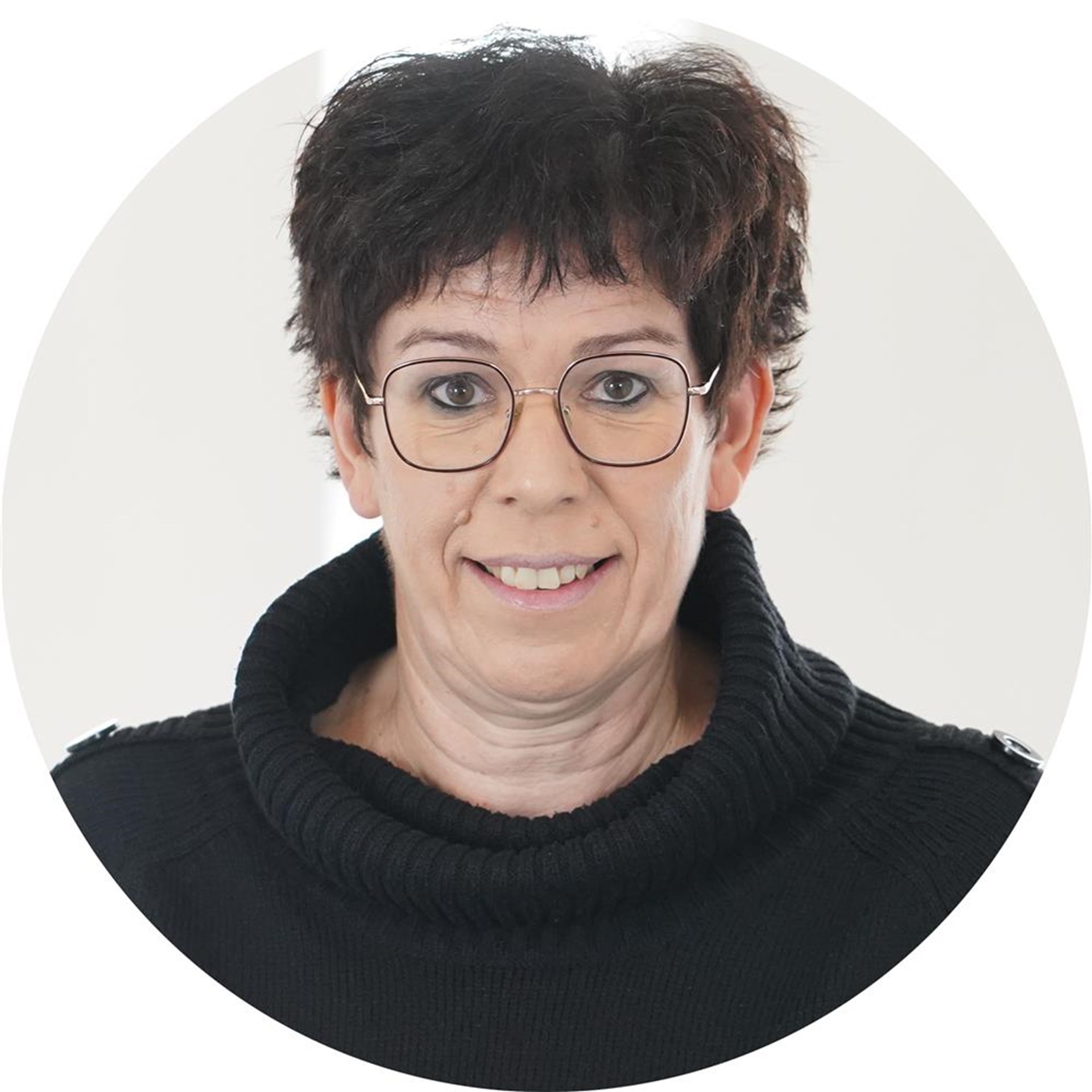 Frau lächelt in Kamera