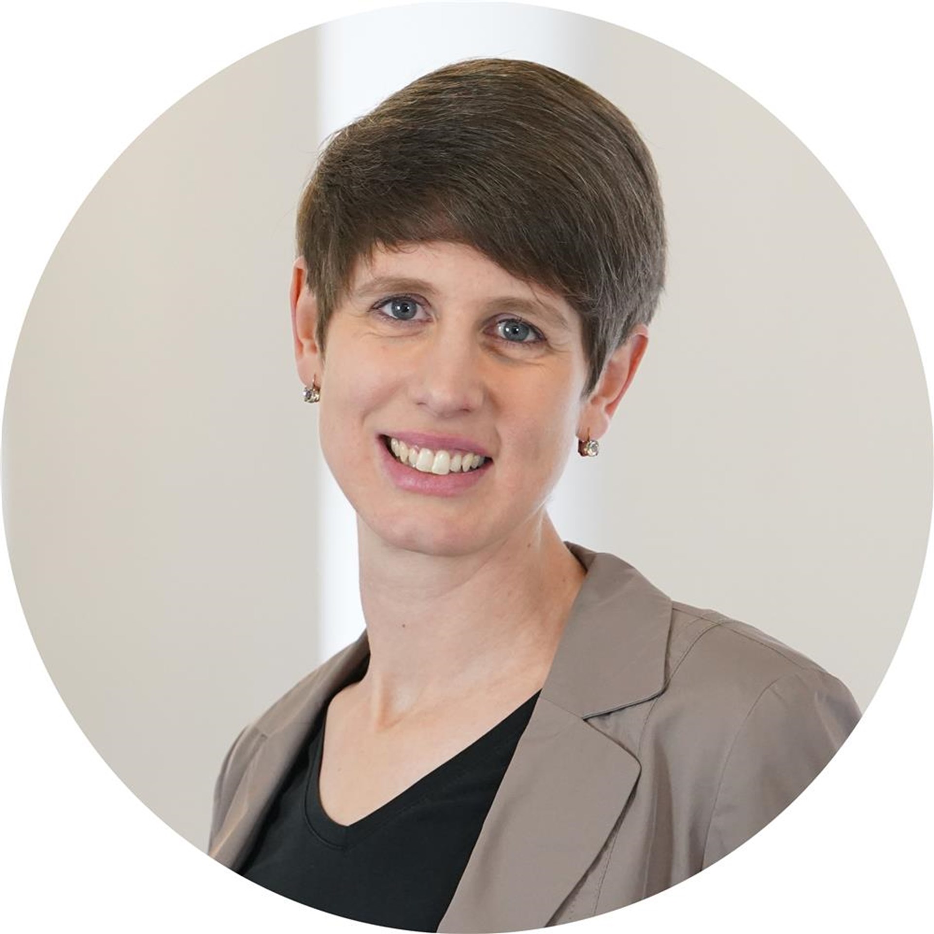 Frau lächelt in Kamera