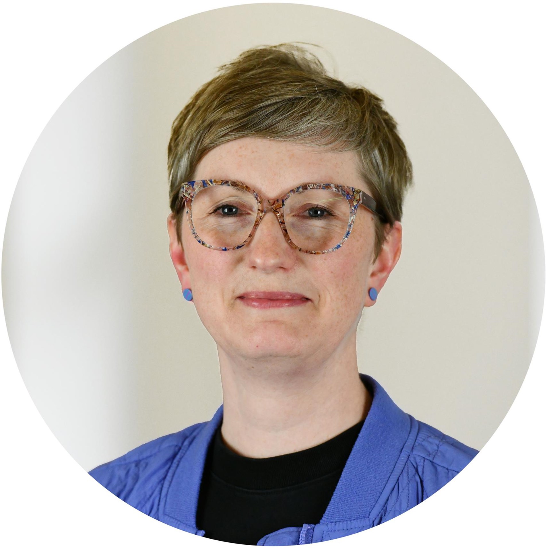 Frau mit kurzem Haar und Brille