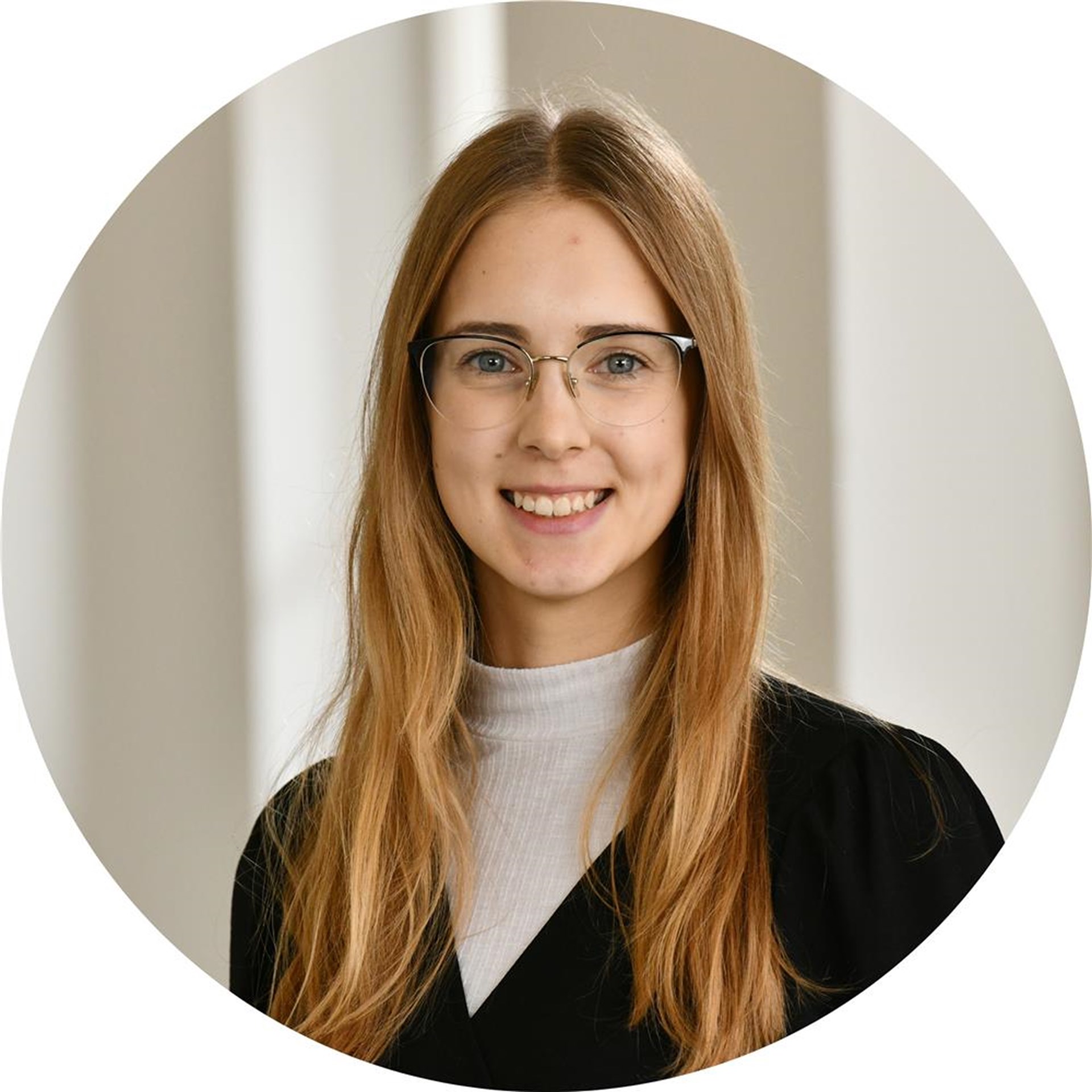 Eine Frau lächelt in die Kamera.