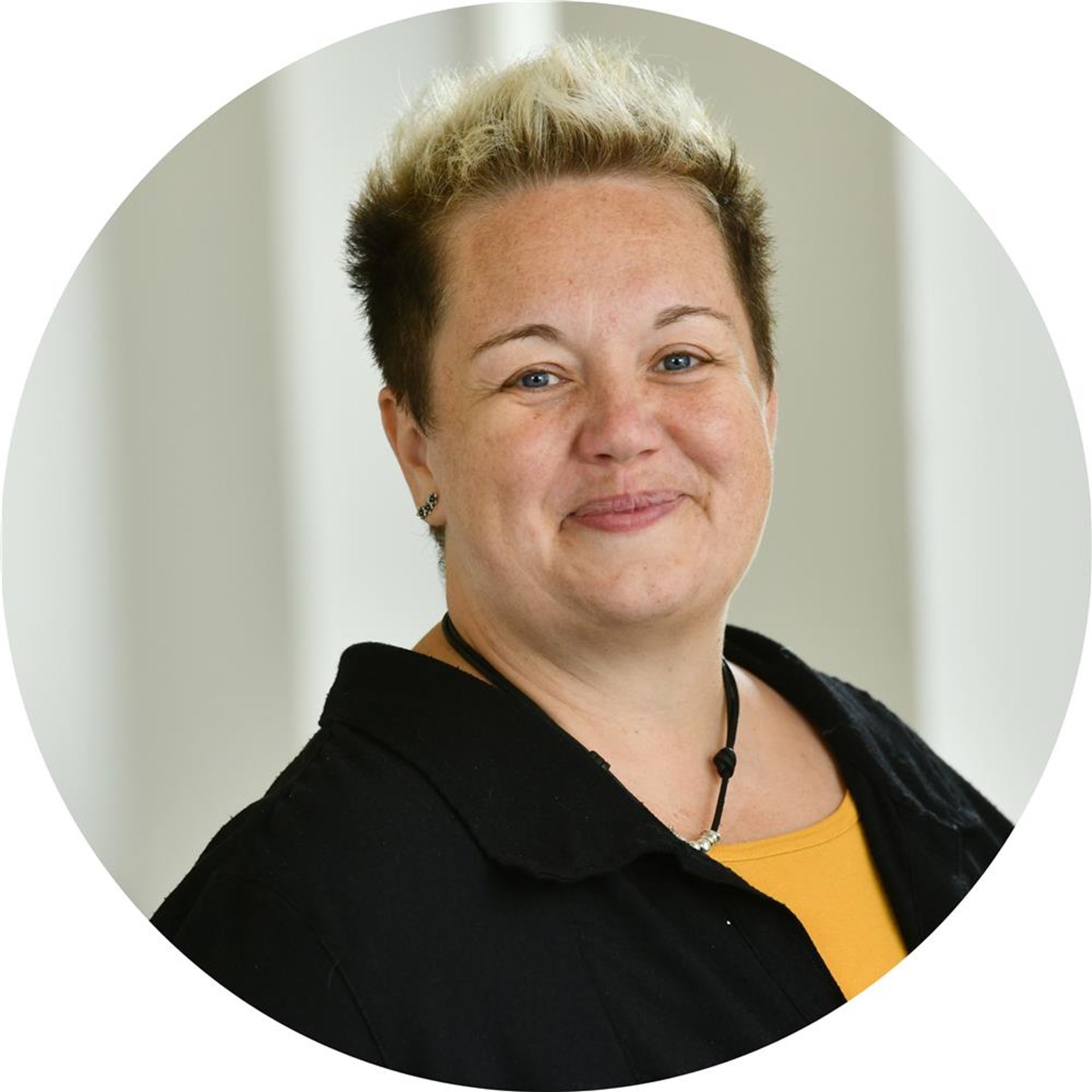 Eine Frau lächelt in die Kamera.