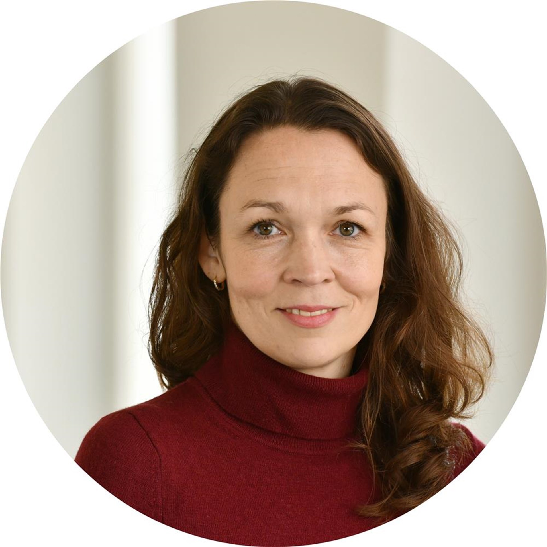 Eine Frau lächelt in die Kamera.