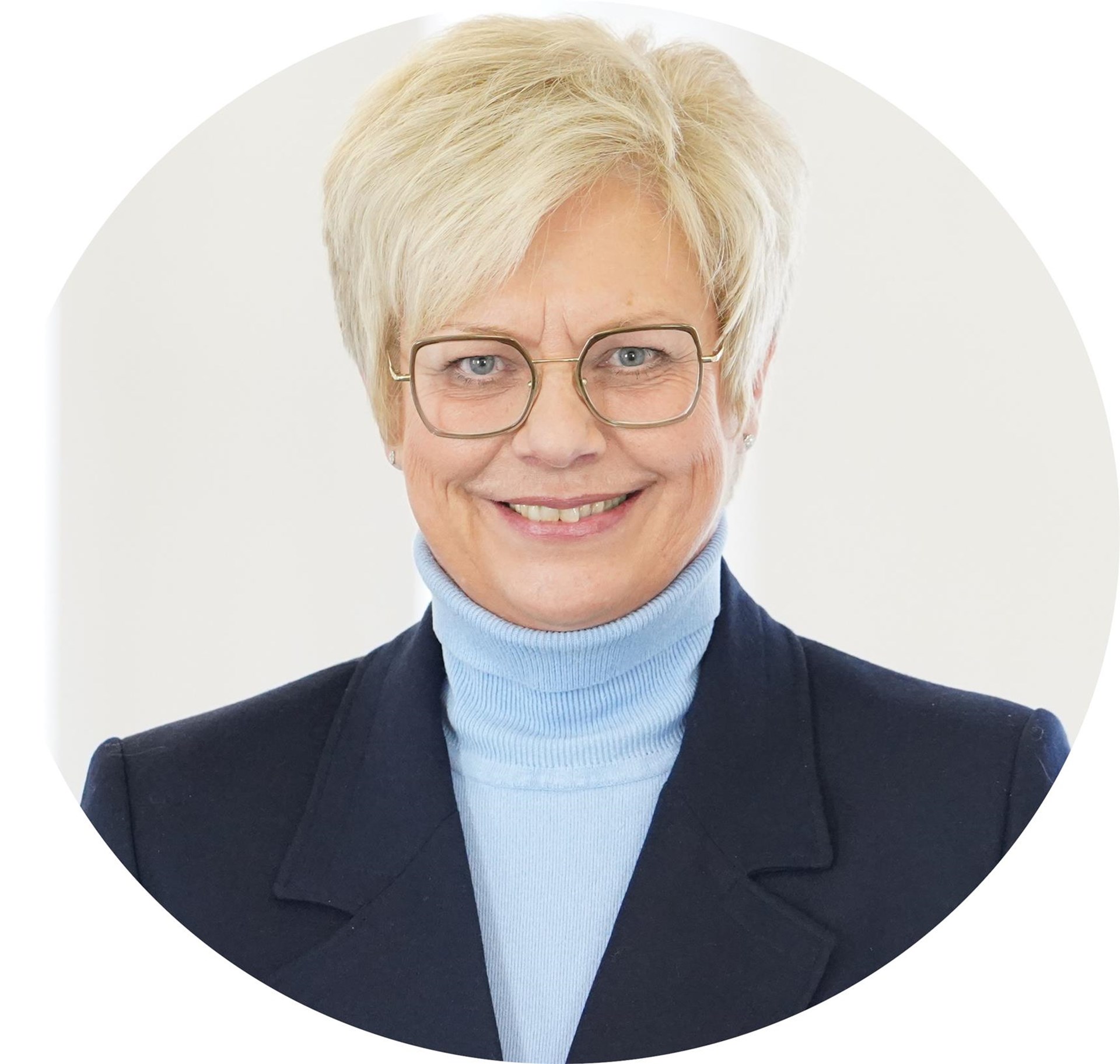 Frau lächelt in Kamera