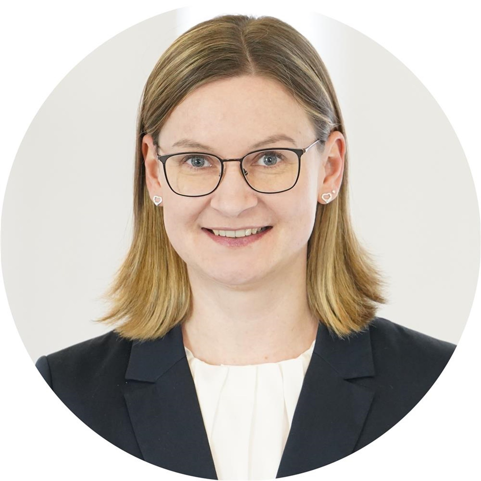 Frau lächelt in Kamera