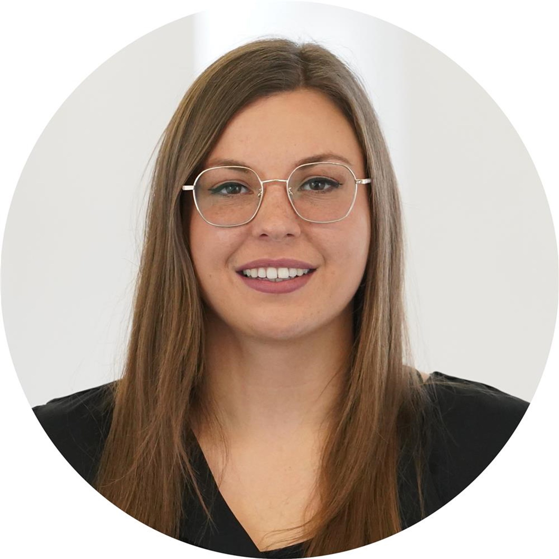 Frau lächelt in Kamera