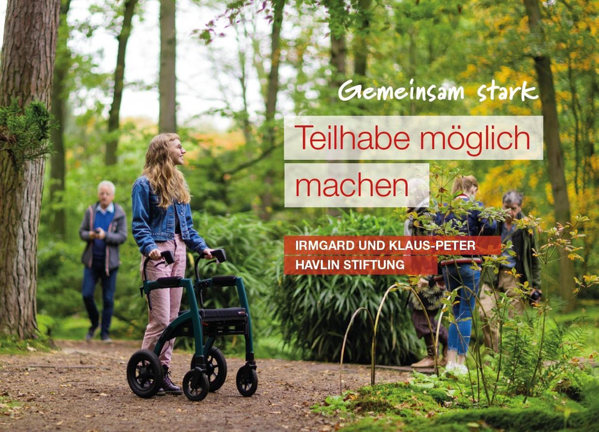 Eine junge Frau am Rollator steht zufrieden im Wald