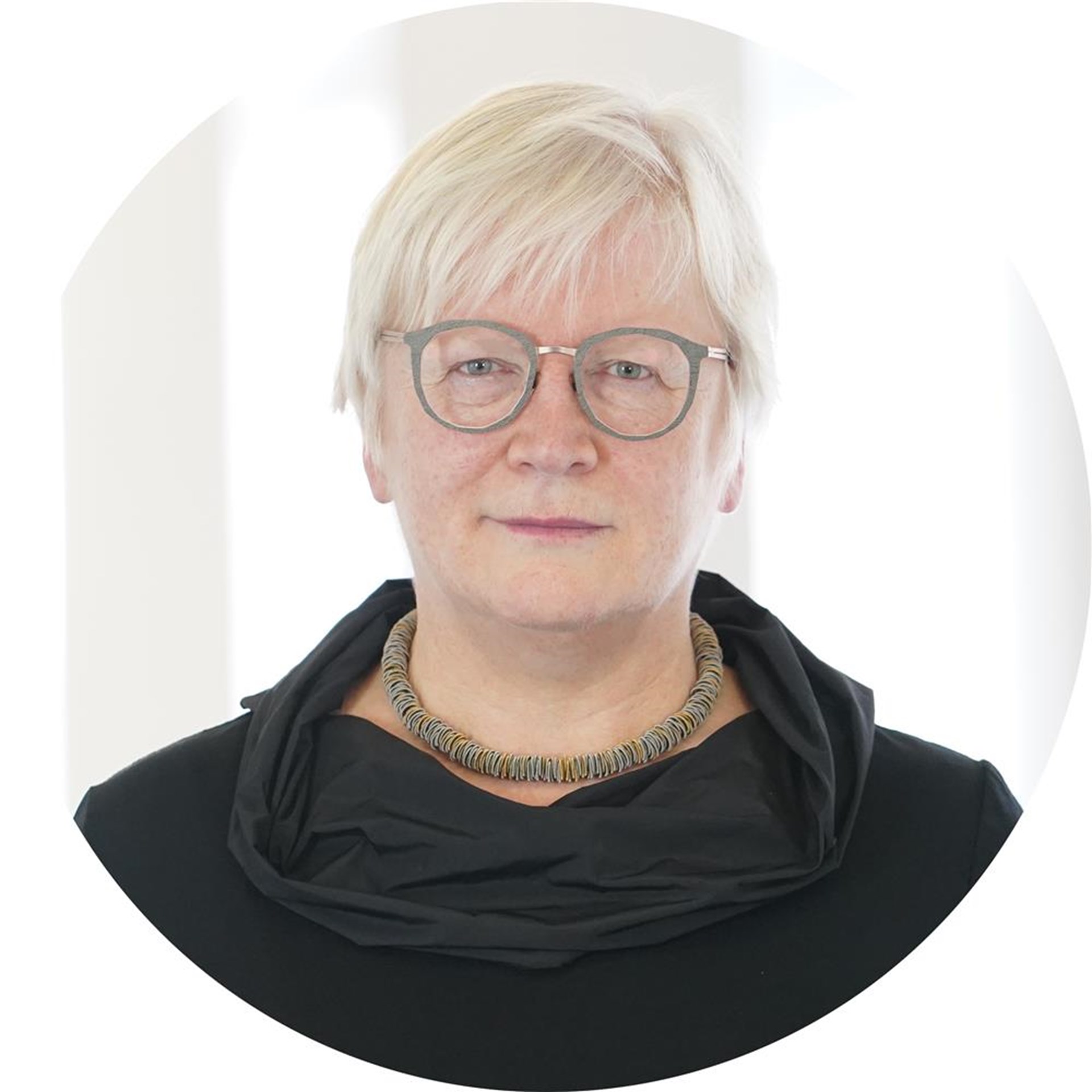 Frau lächelt in Kamera