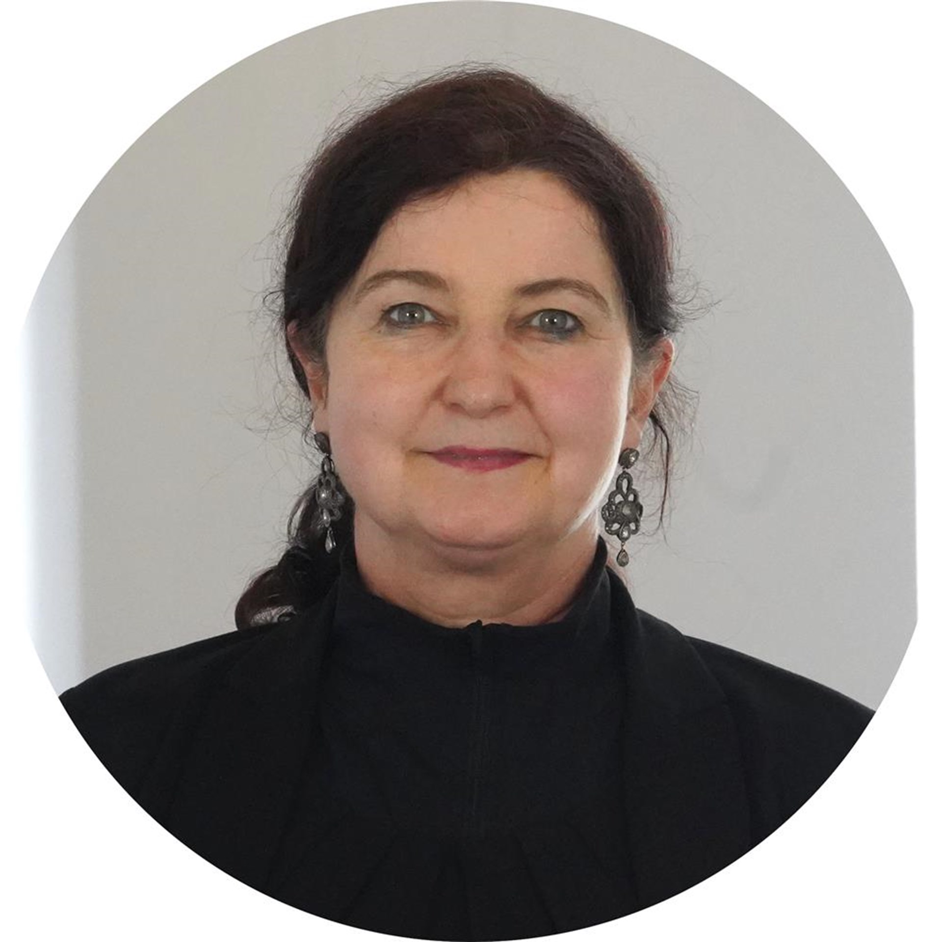 Frau lächelt in Kamera