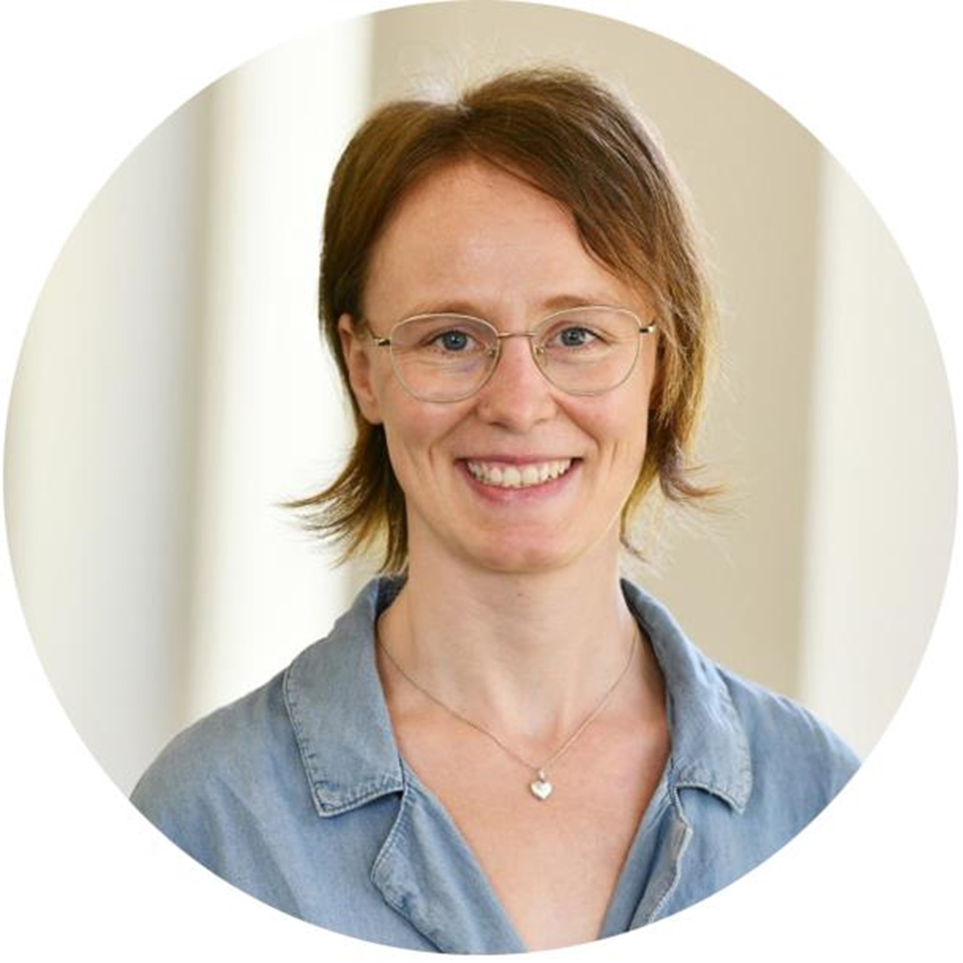 Frau lächelt in Kamera