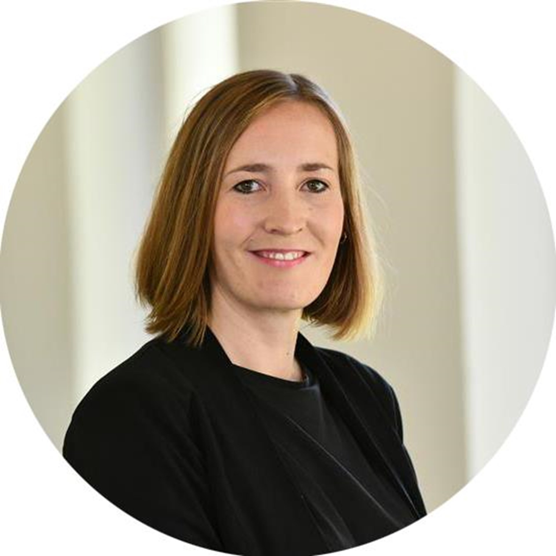 Frau lächelt in Kamera