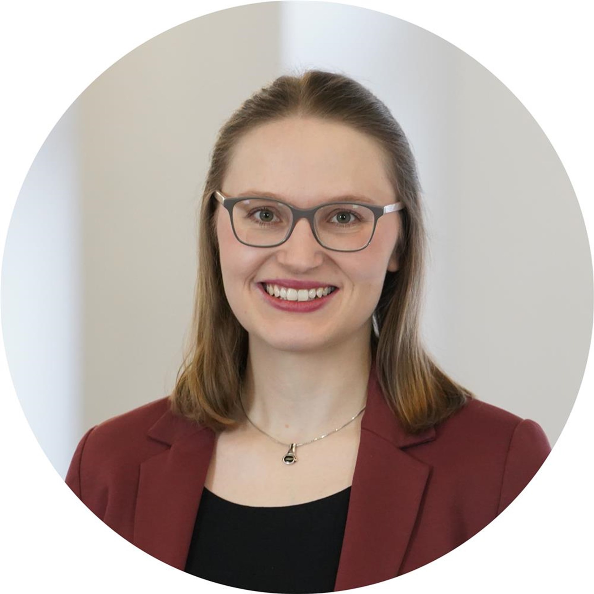 Frau lächelt in Kamera