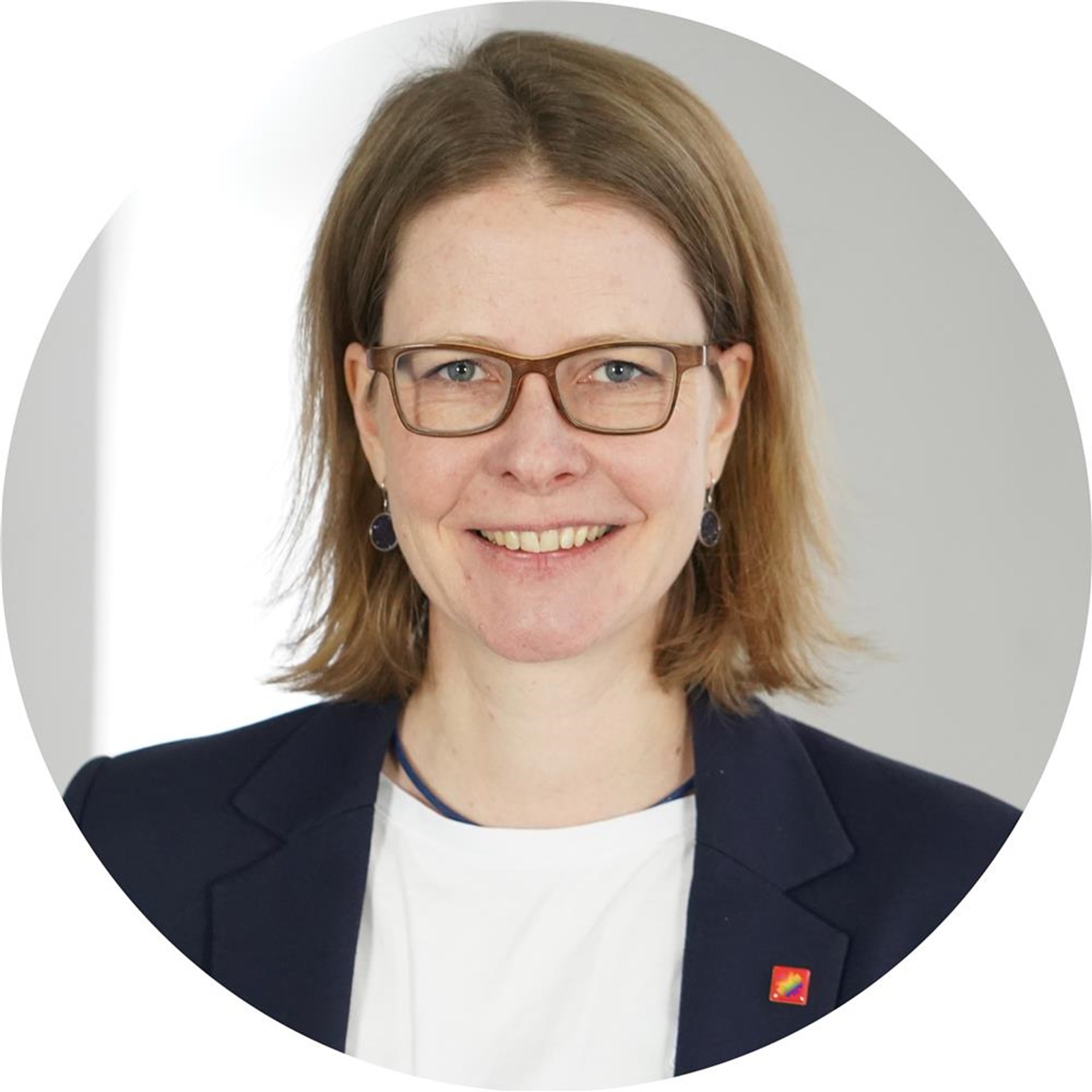 Frau lächelt in Kamera