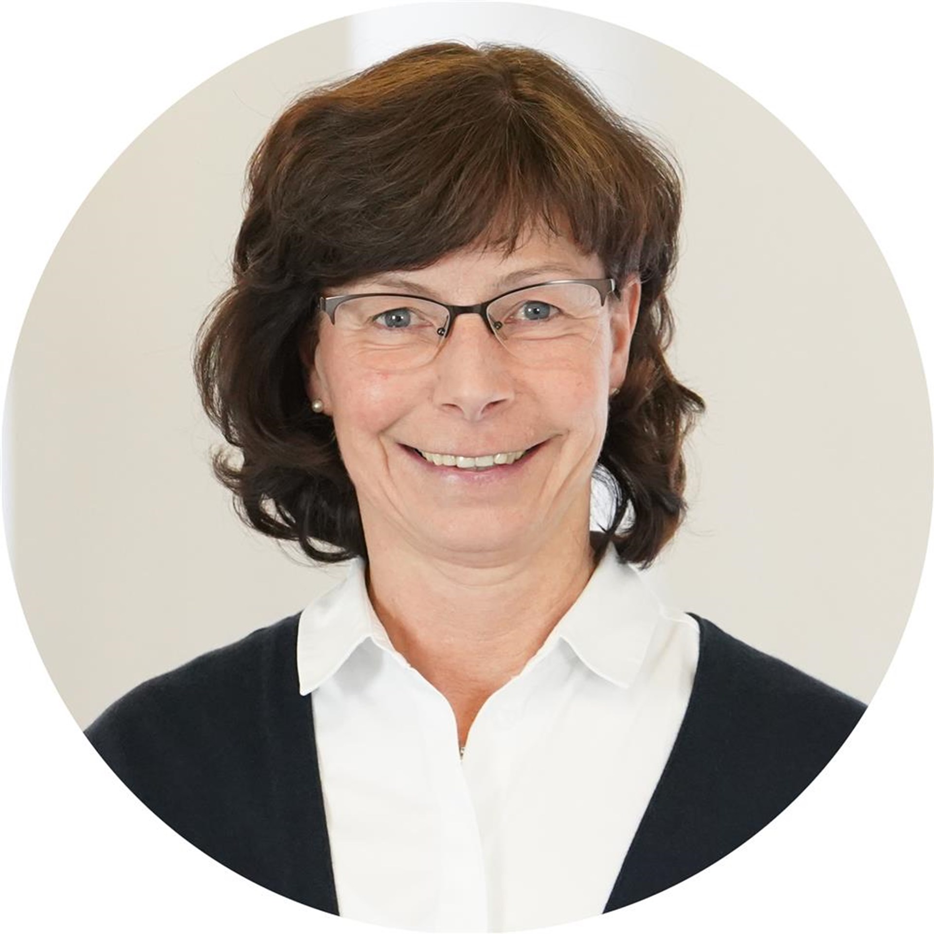 Frau lächelt in Kamera