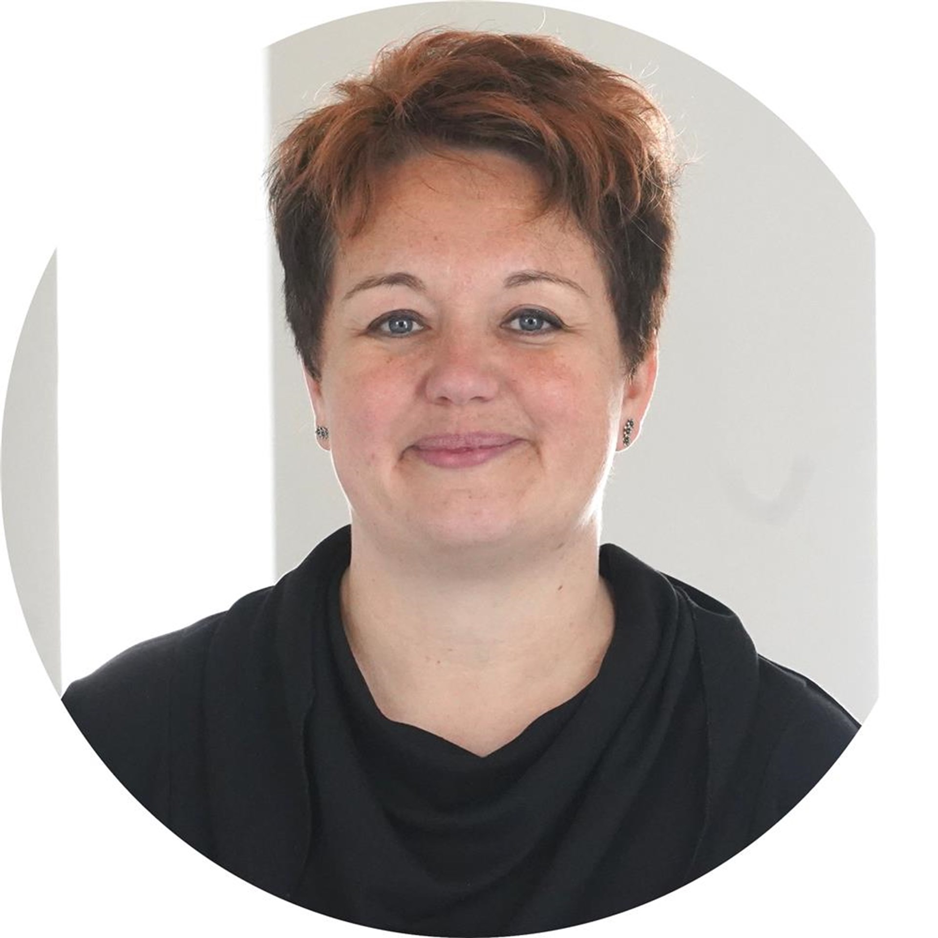 Frau lächelt in Kamera