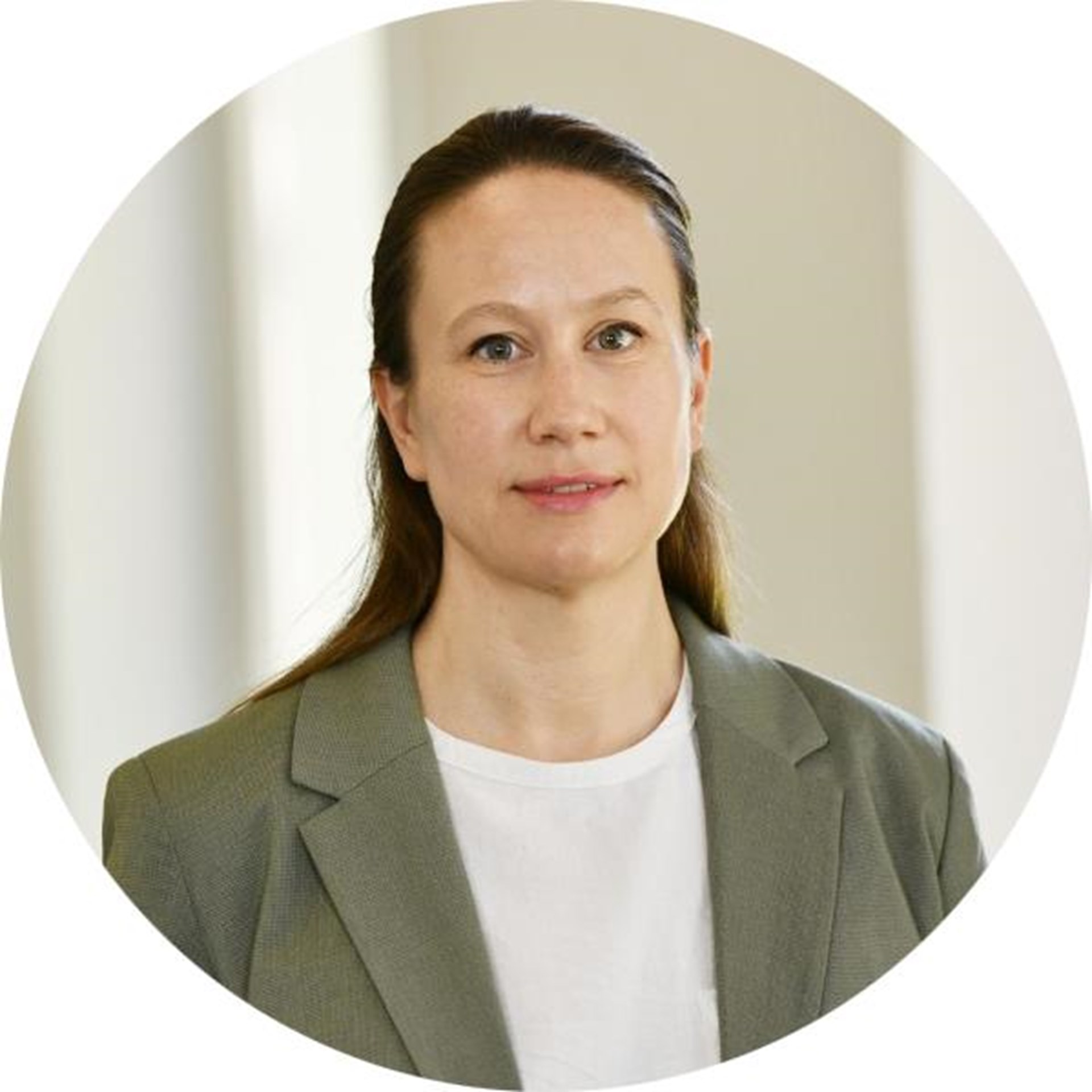 Frau lächelt in Kamera