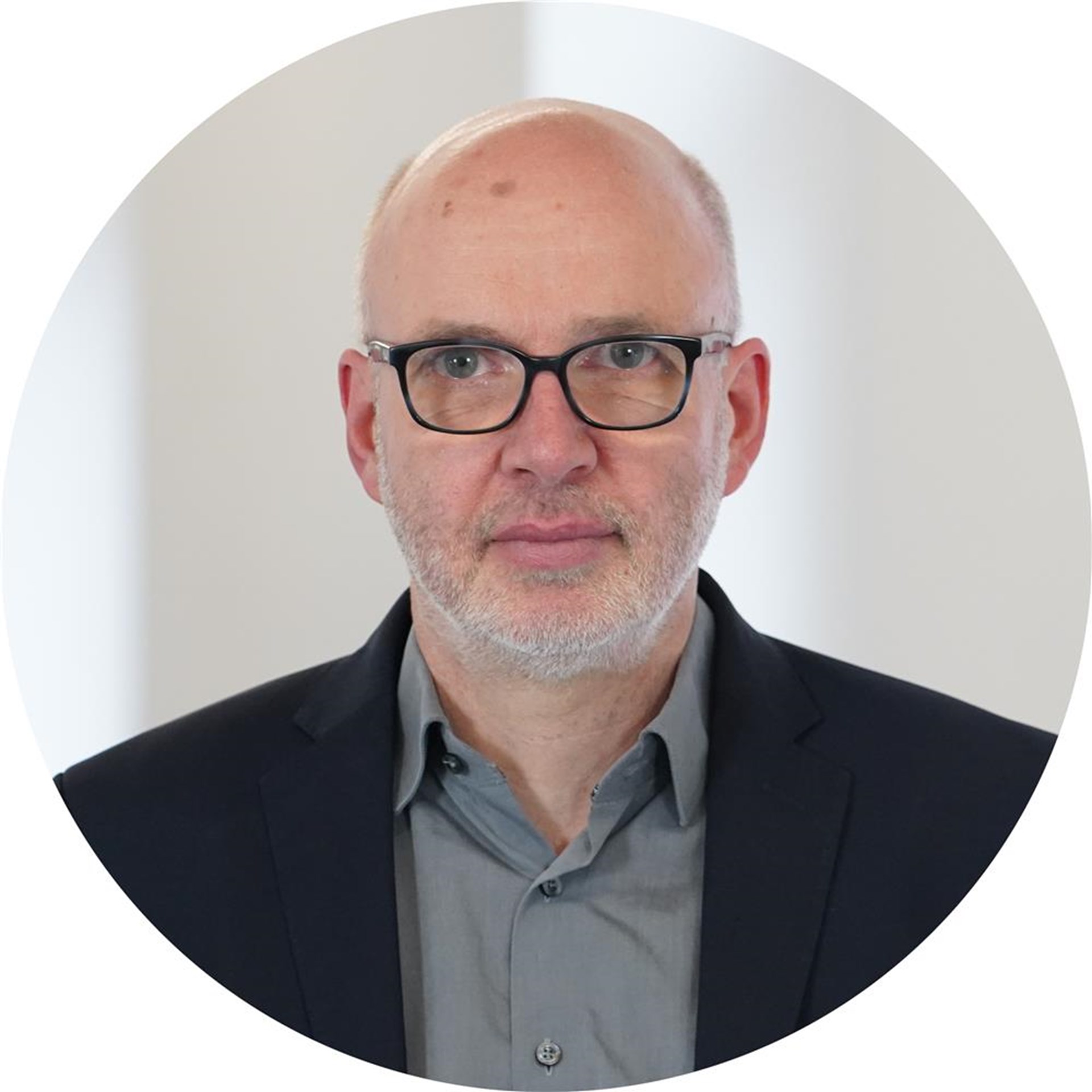 Mann lächelt in Kamera