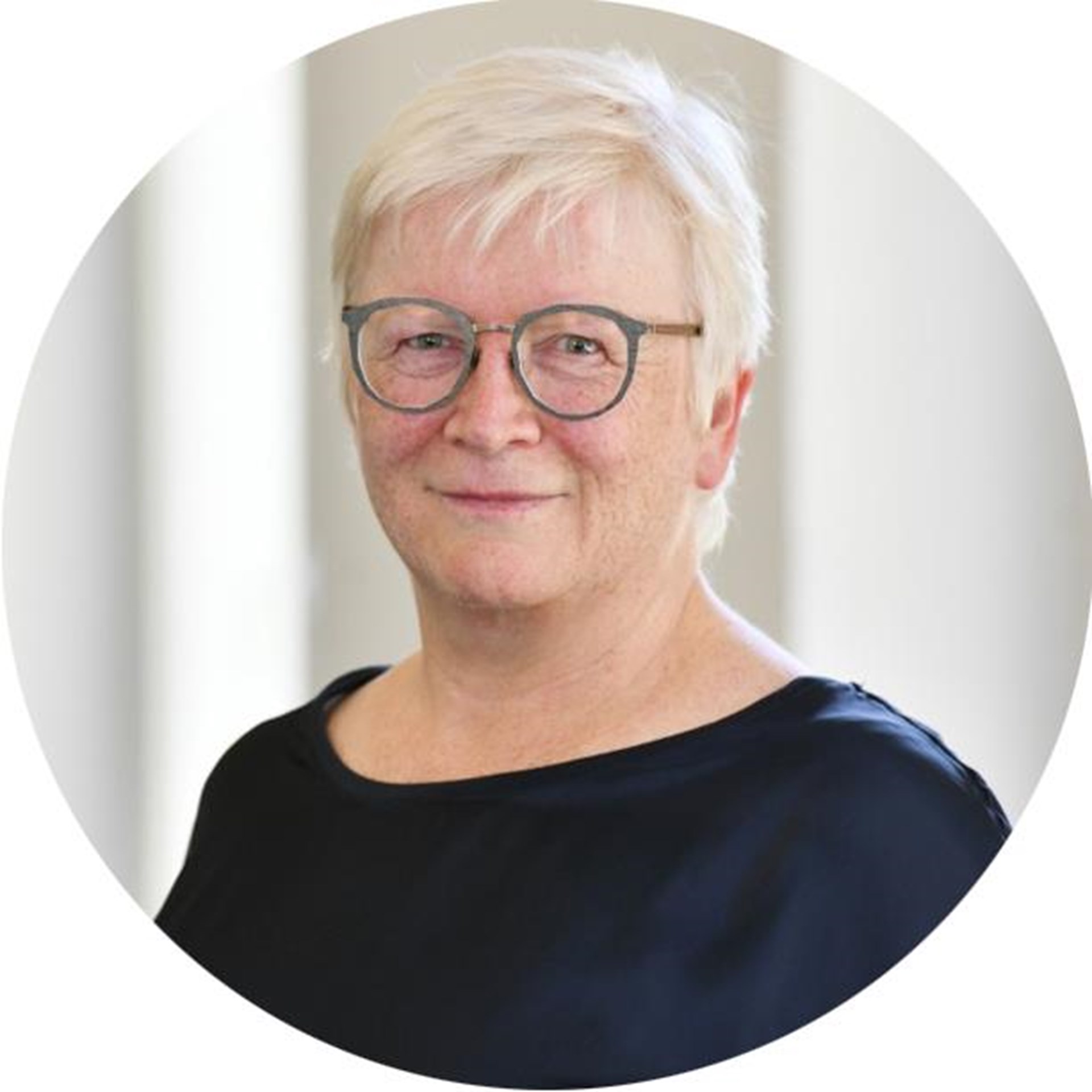 Frau lächelt in Kamera