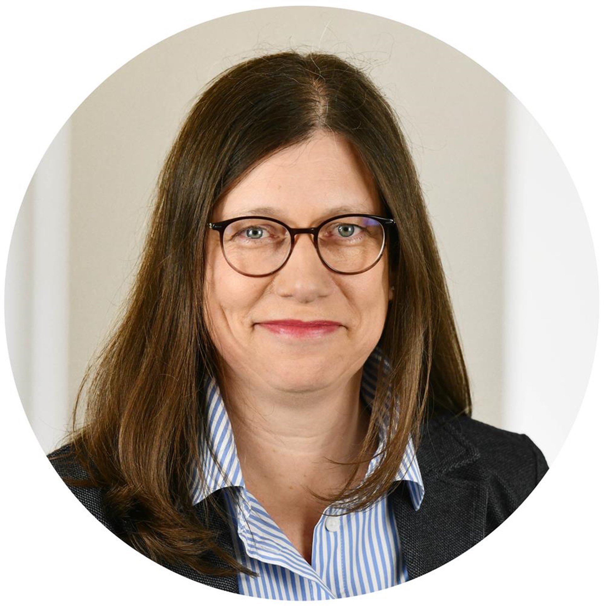 Frau mit dunklen Haaren und Brille