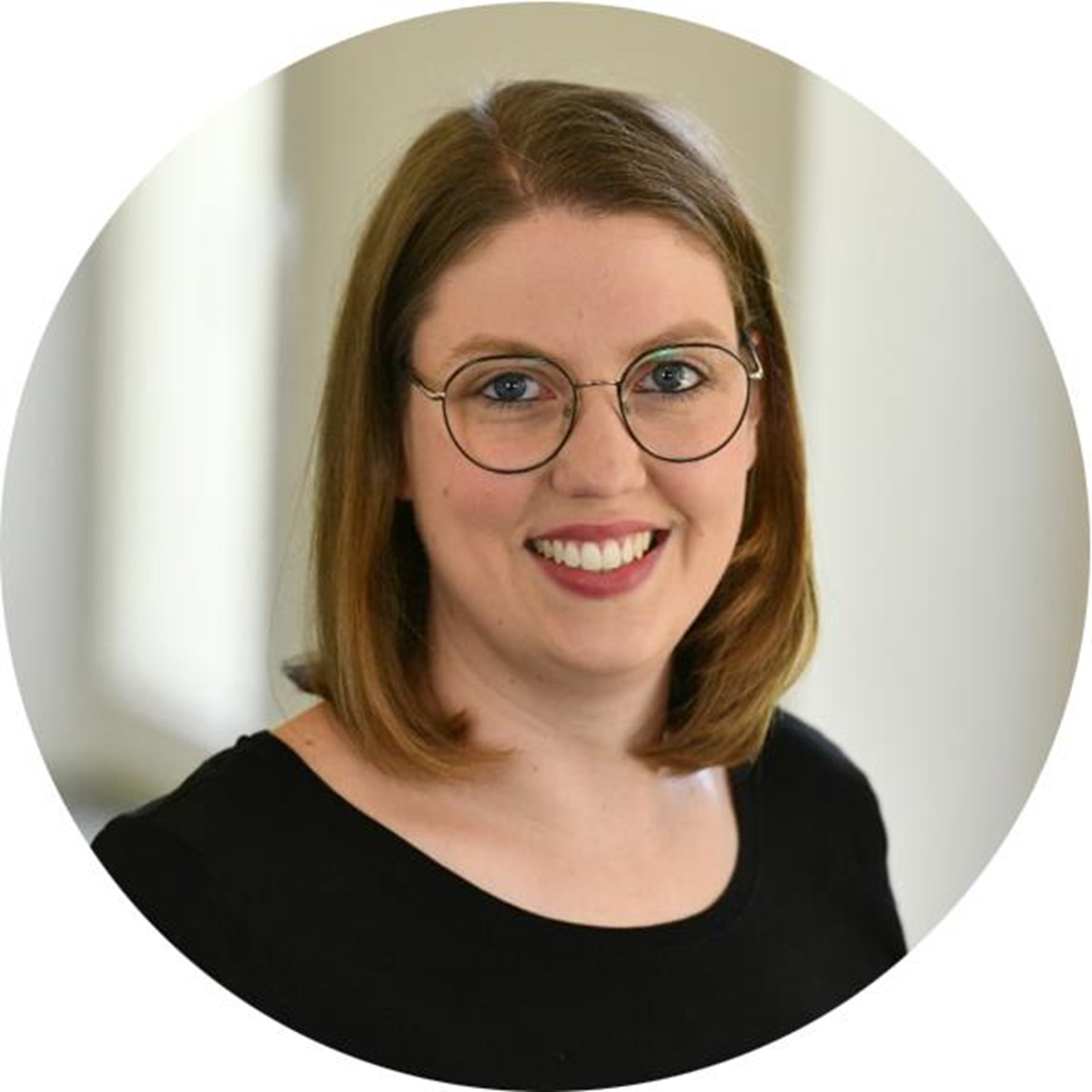 Frau lächelt in Kamera