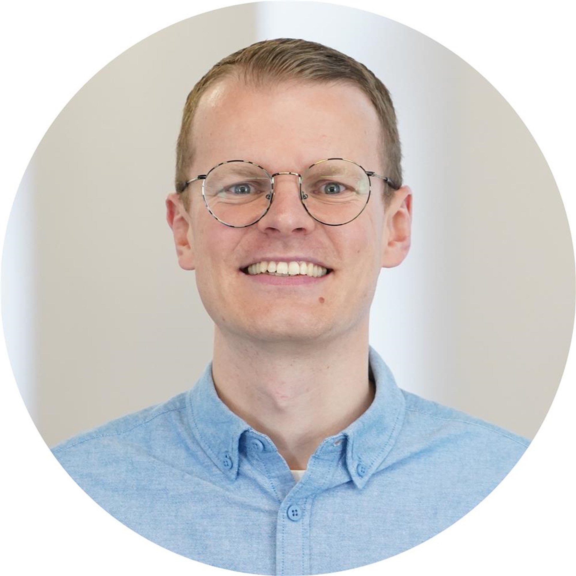 Mann lächelt in Kamera