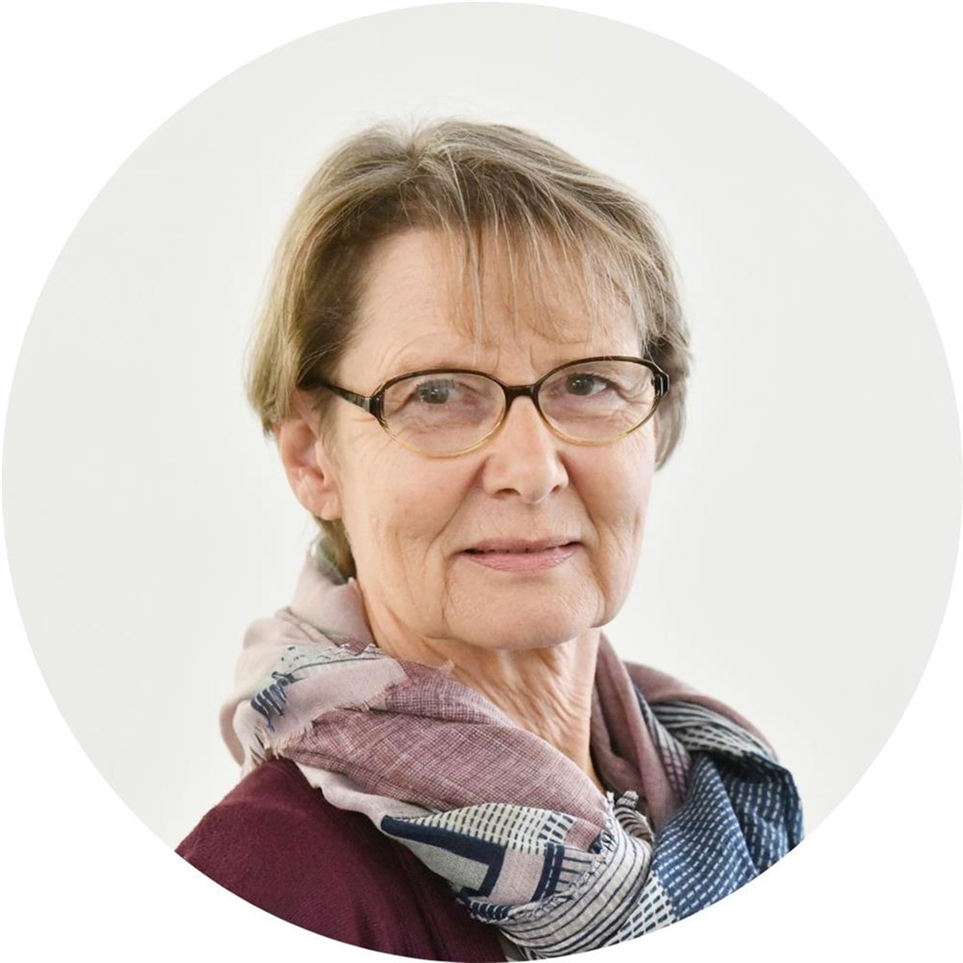 Eine Frau lächelt in die Kamera.