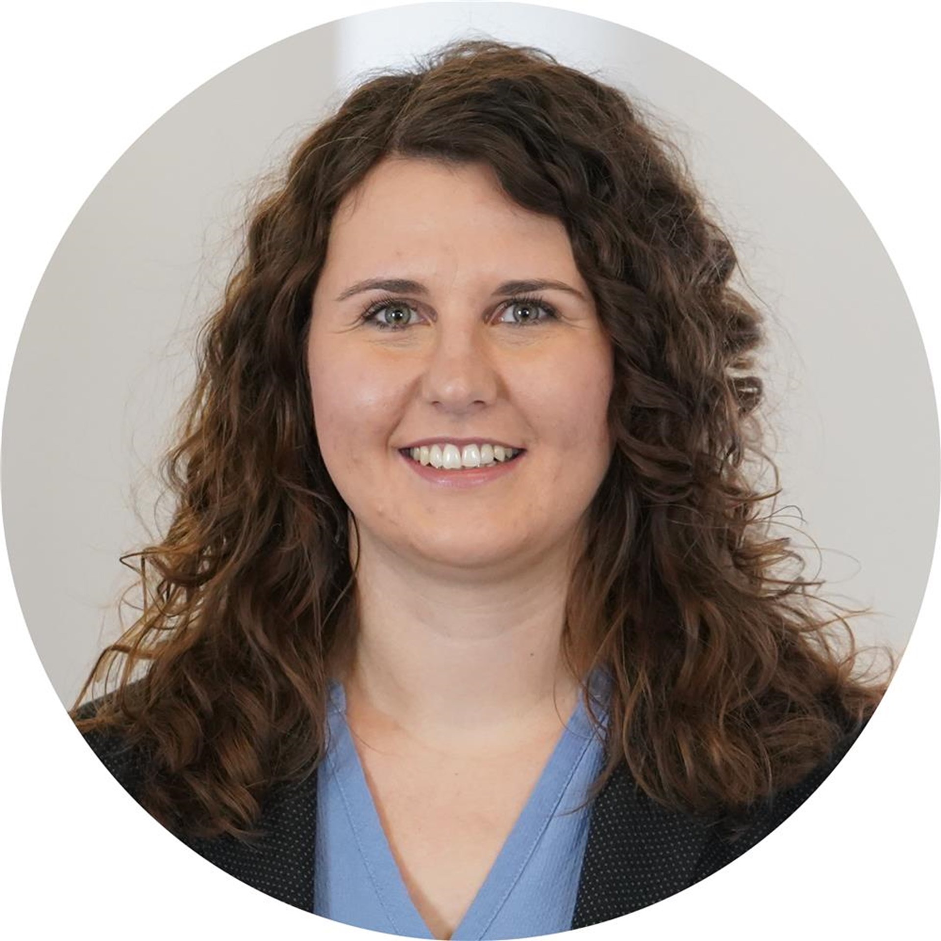 Frau lächelt in Kamera