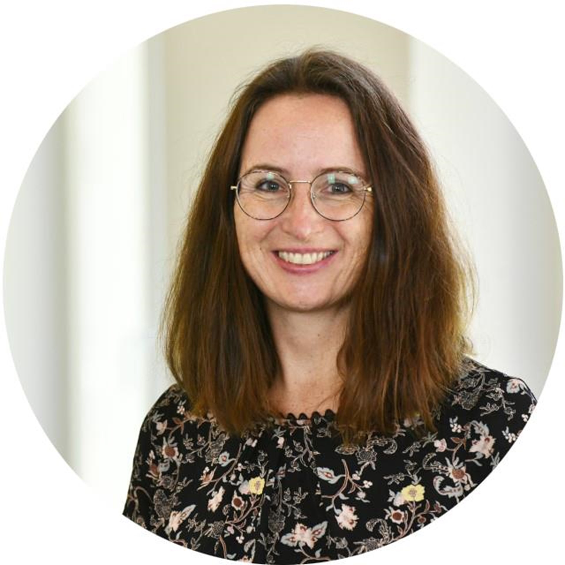 Frau lächelt in Kamera